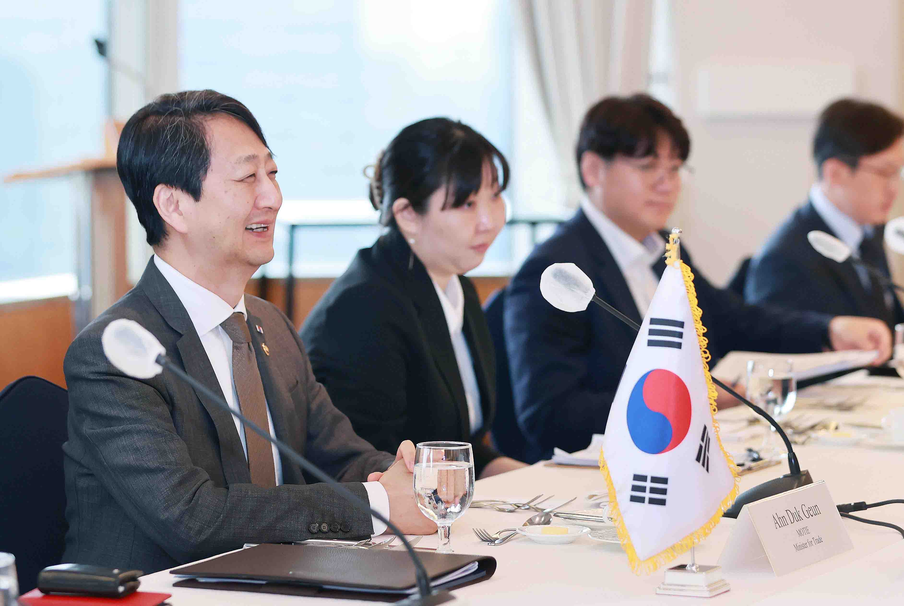 일본 경제산업성 경제산업심의관 면담 4