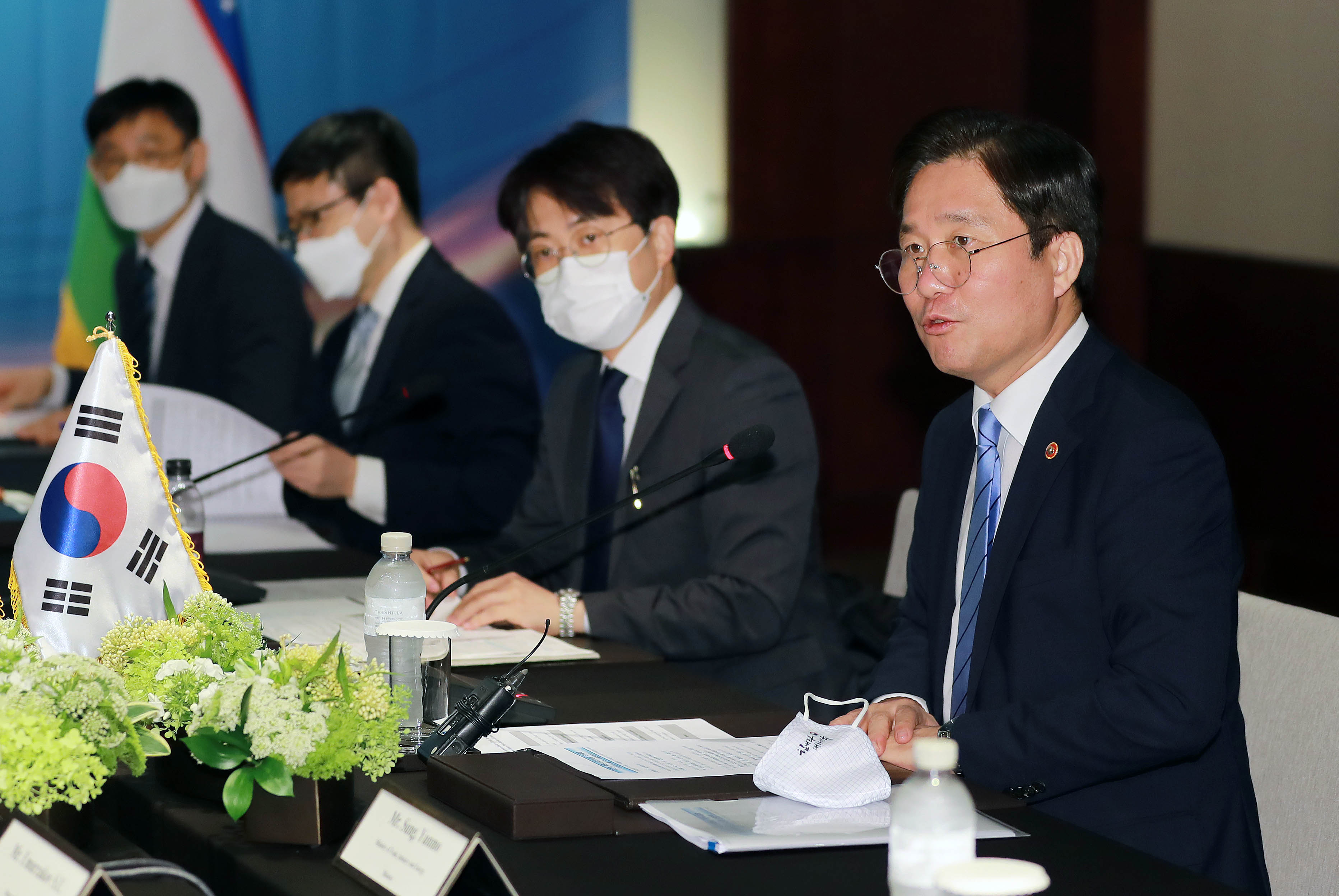우즈벡 부총리 겸 투자대외무역부장관과 양자 회담 2