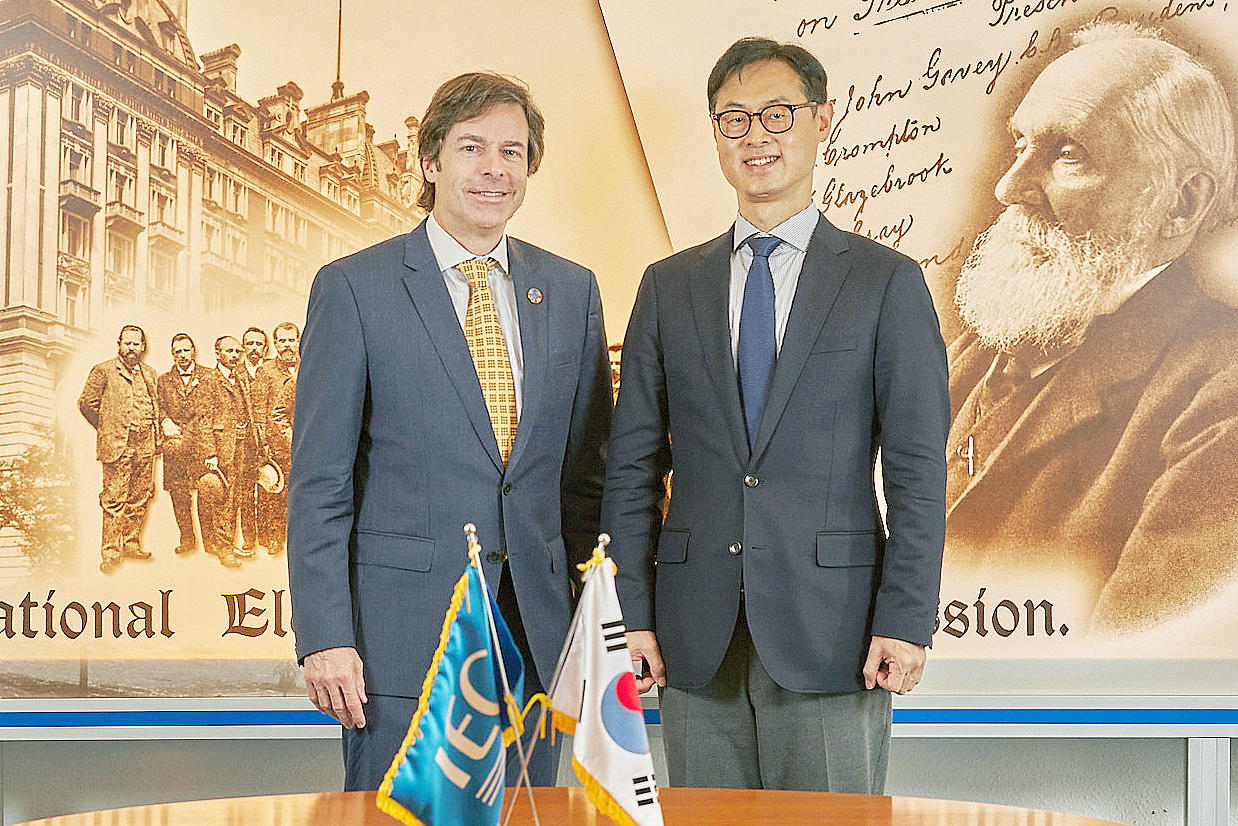 국가기술표준원-국제전기기술위원회 간 개도국 국제표준 활용 지원 약정 체결식 3