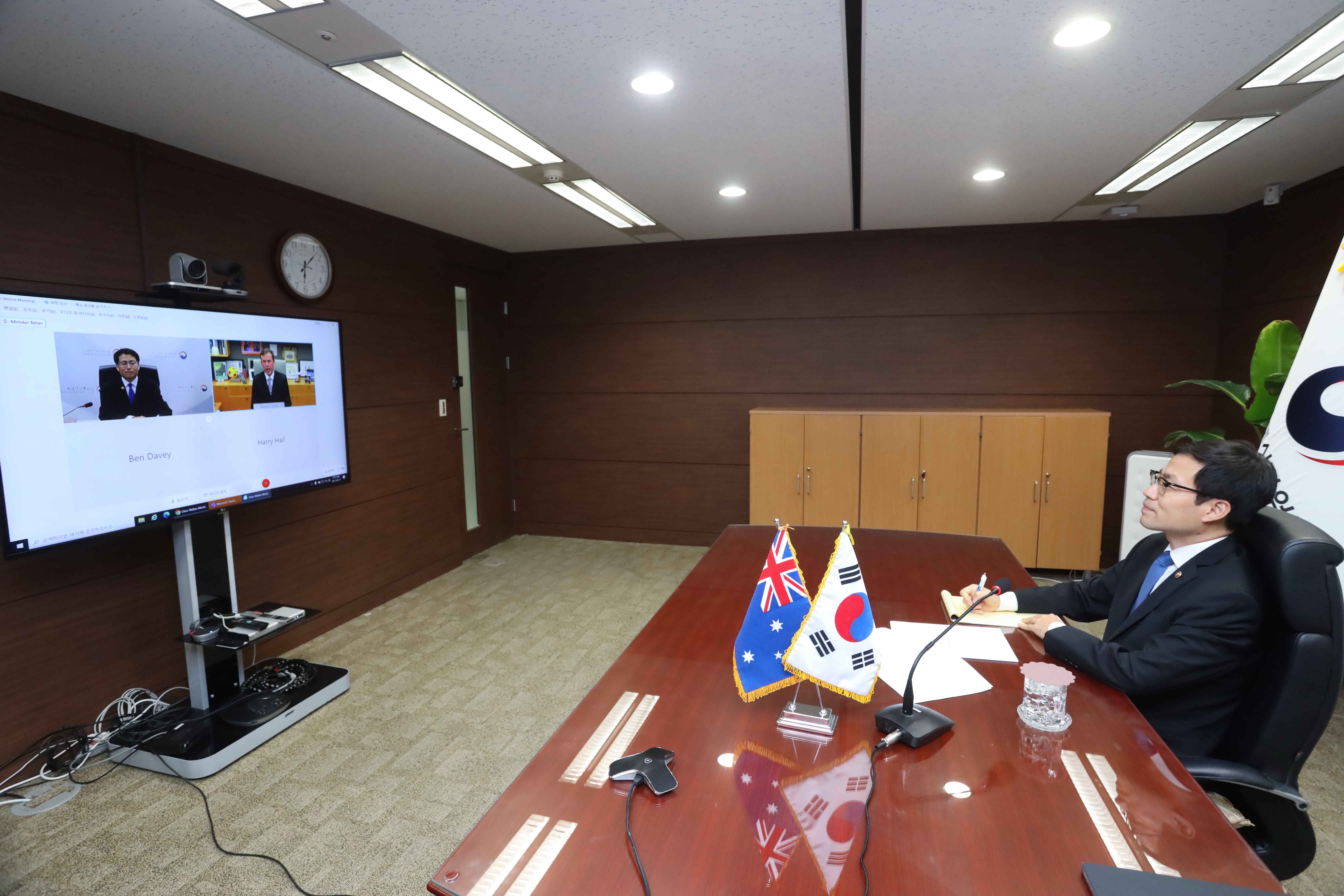 호주 통상장관 화상면담 2