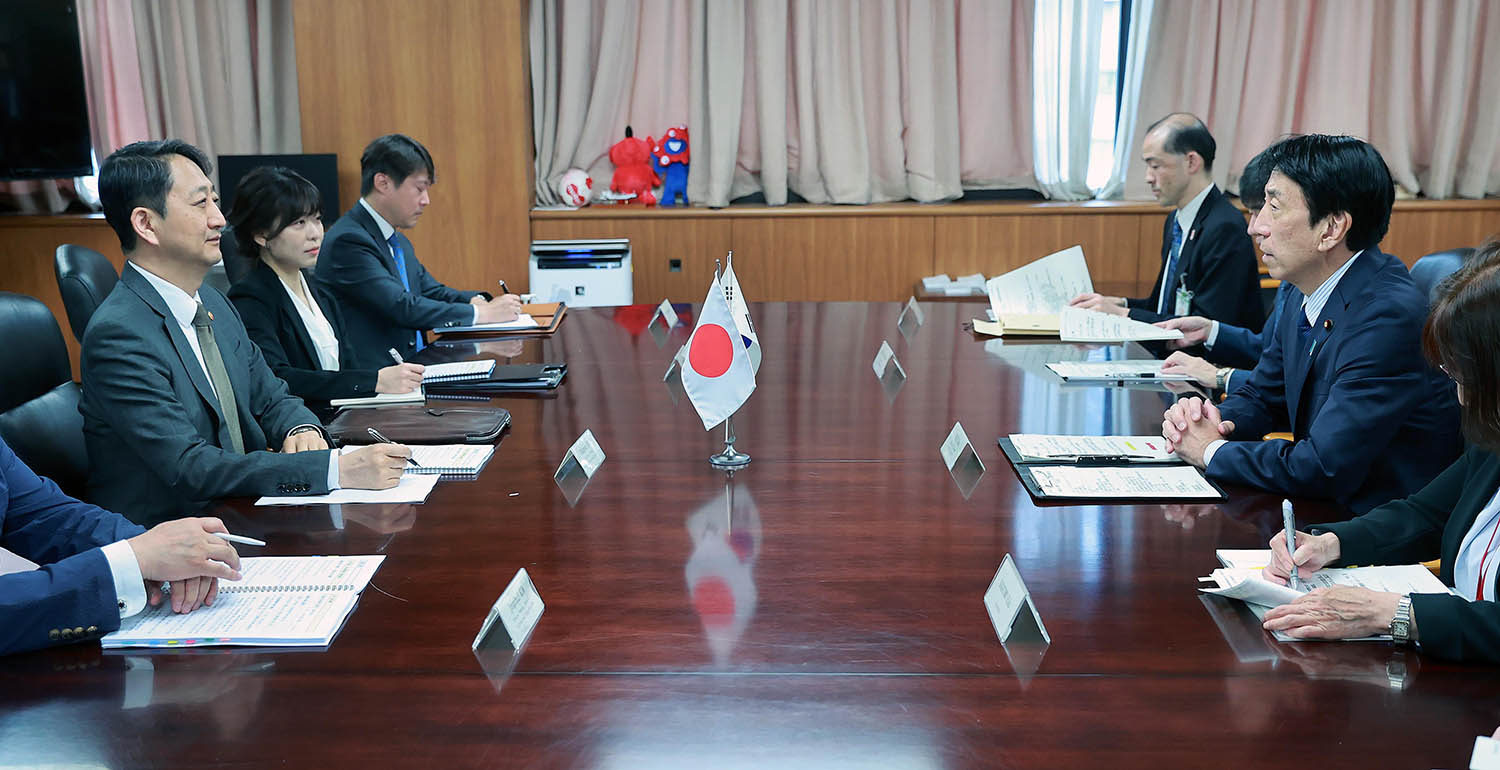 일본 경제산업성 대신 면담 2