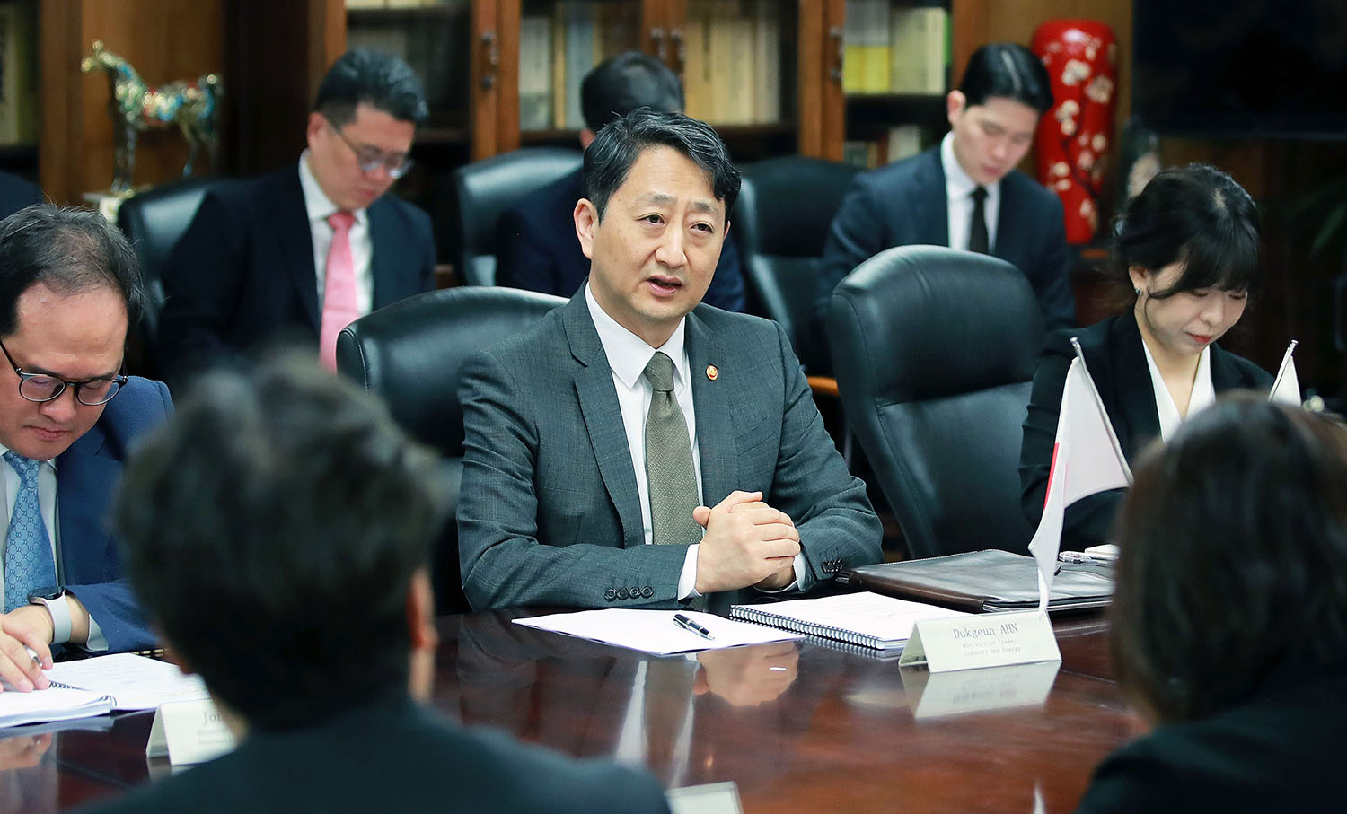 일본 경제산업성 대신 면담 5