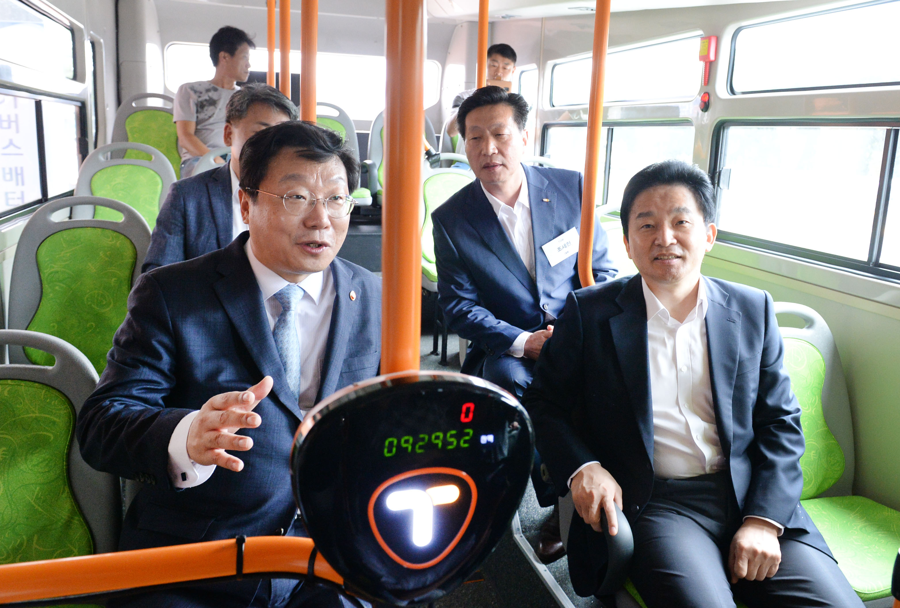 전기버스 배터리 교환 에너지신산업 현장 방문 1