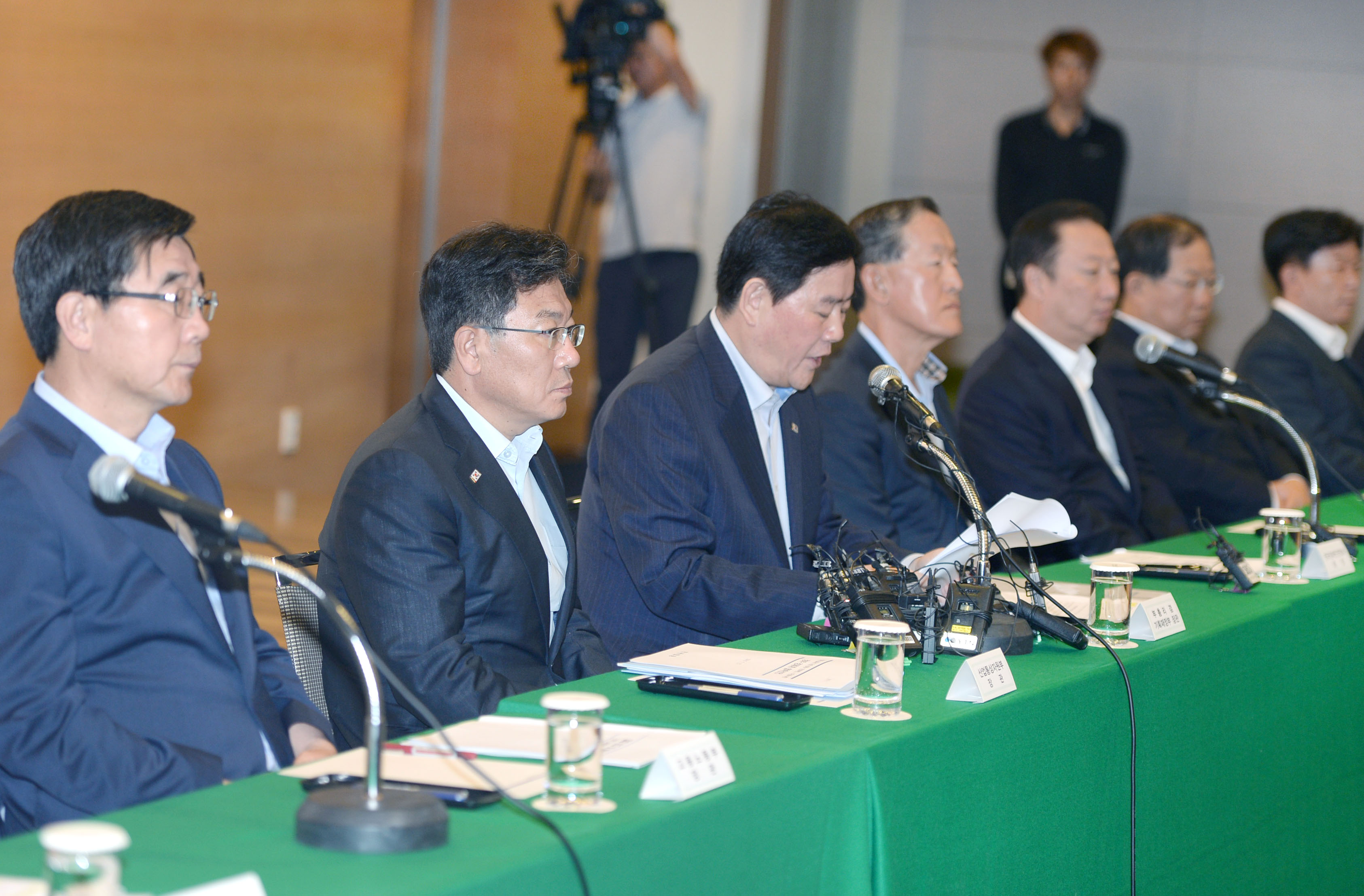 청년 일자리 기회 20만+ 프로젝트 추진을 위한 정부-경제계 협력선언 서명식 5