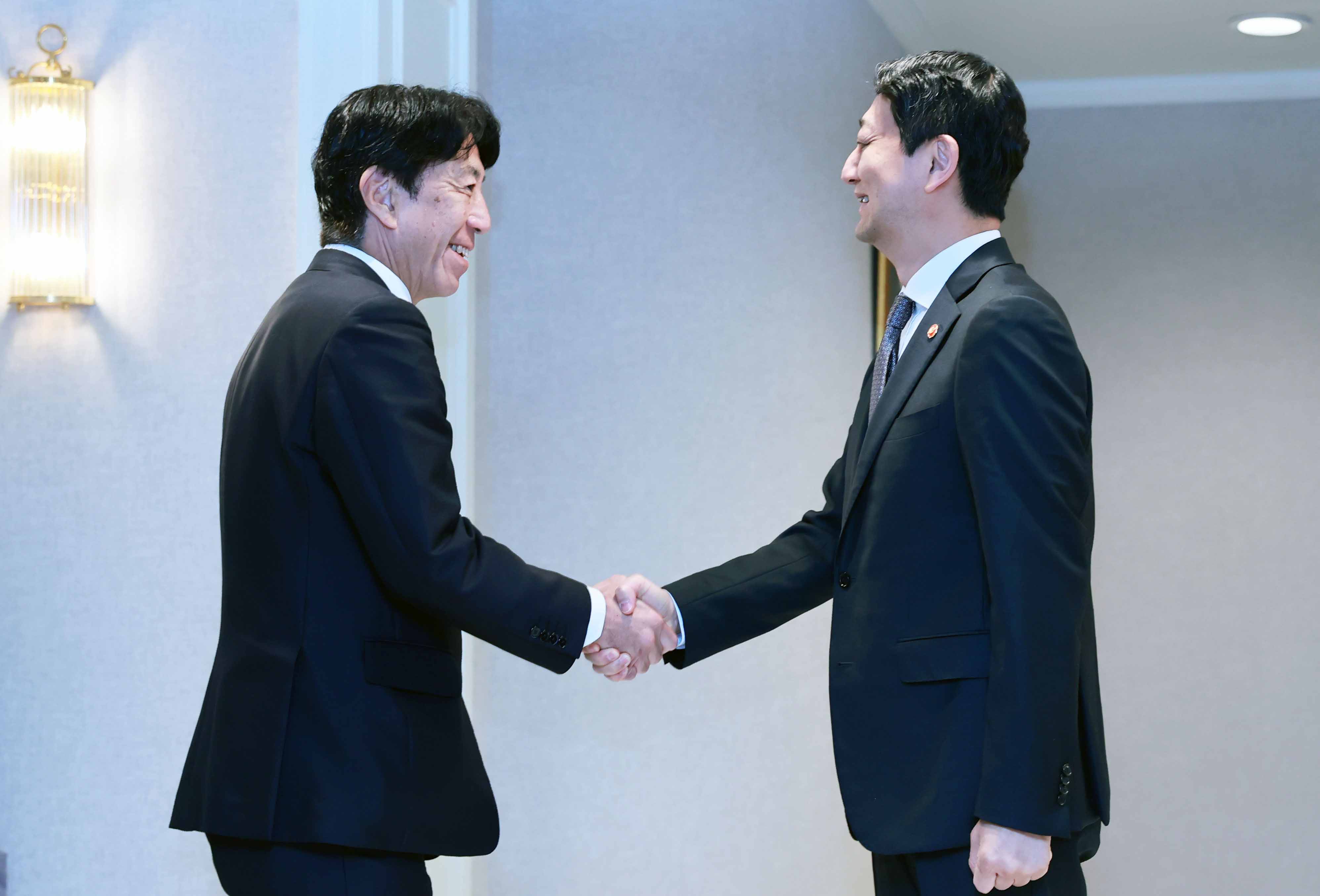 일본 경제산업성 대신 면담 6
