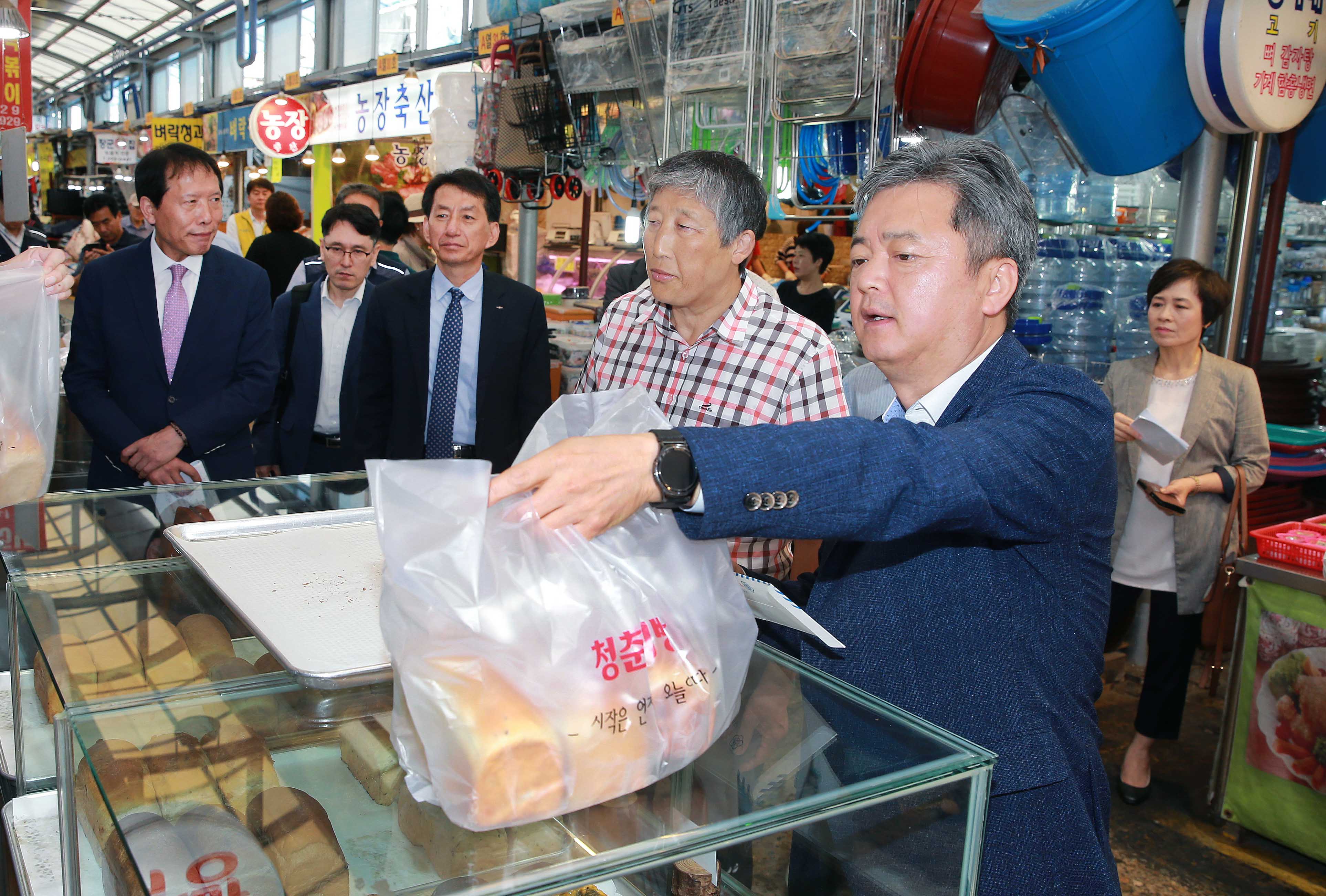 추석 명절을 맞아 전통시장인 서울 영천시장 방문 1