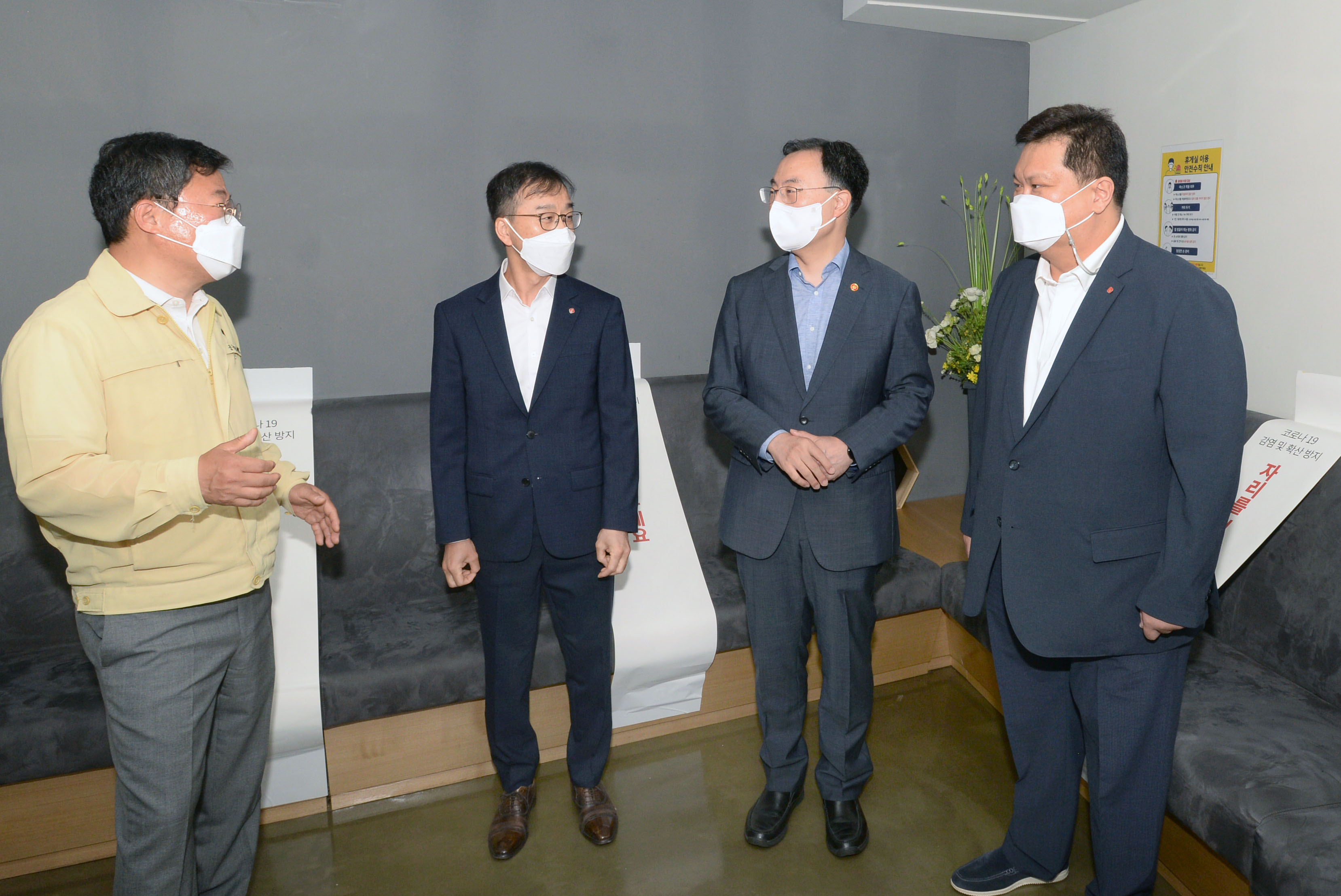 대형유통시설인 롯데백화점 본점 방역점검  5