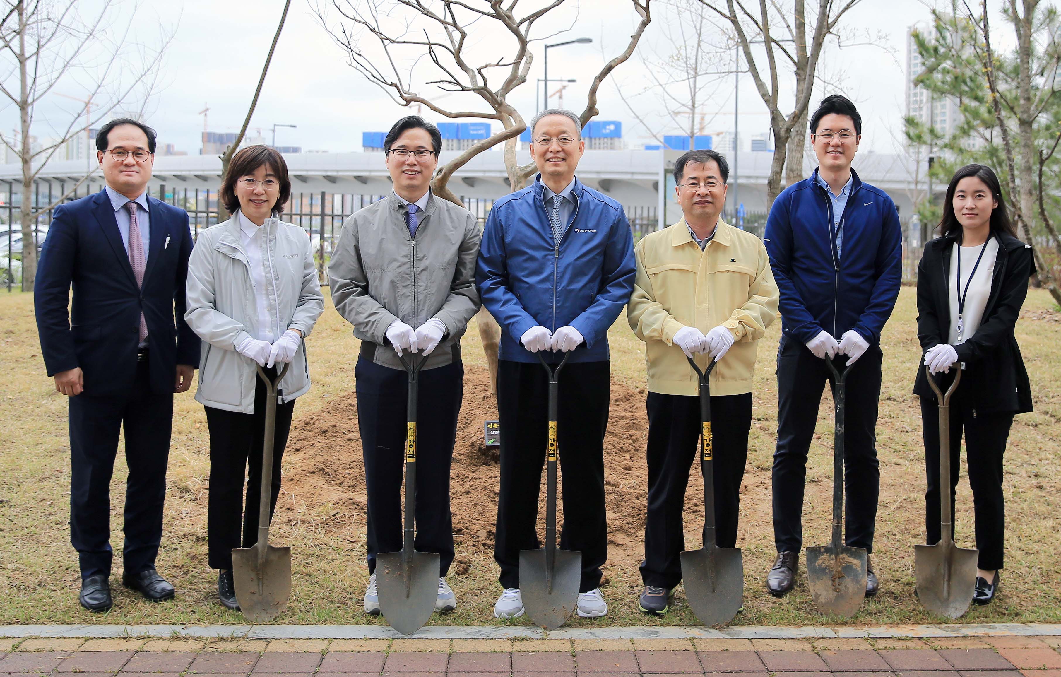 제73회 식목일 나무심기 행사 4
