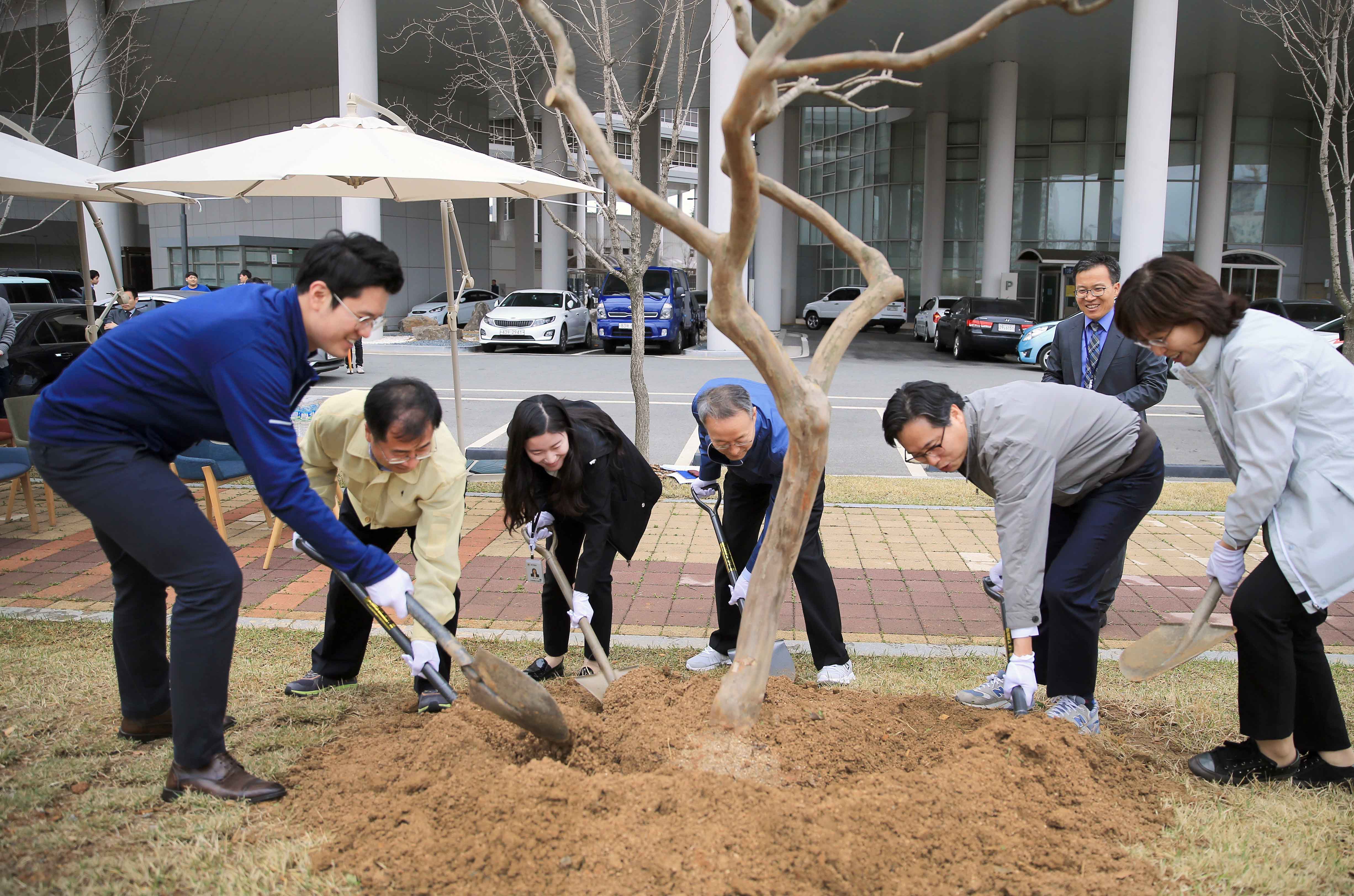 제73회 식목일 나무심기 행사 2