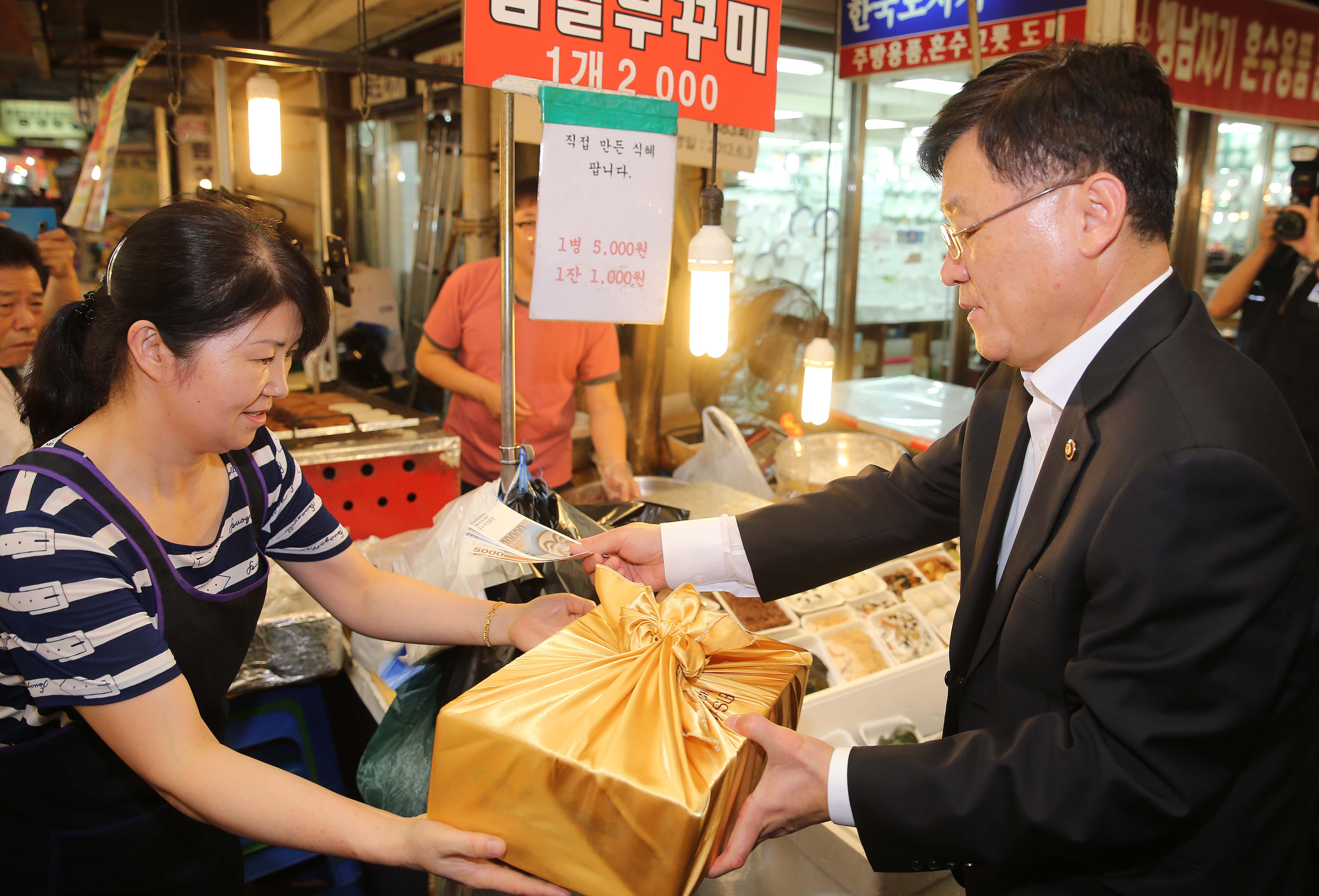지역 전통시장인 광장시장 방문 1