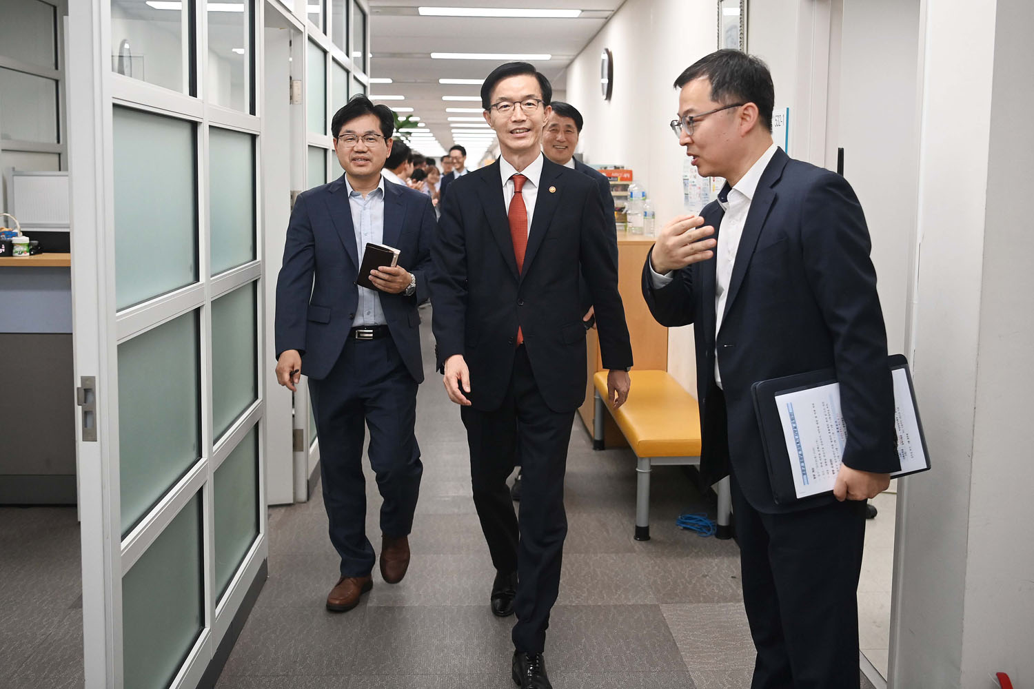 방문규 산업통상자원부 장관 사무실 순회 1
