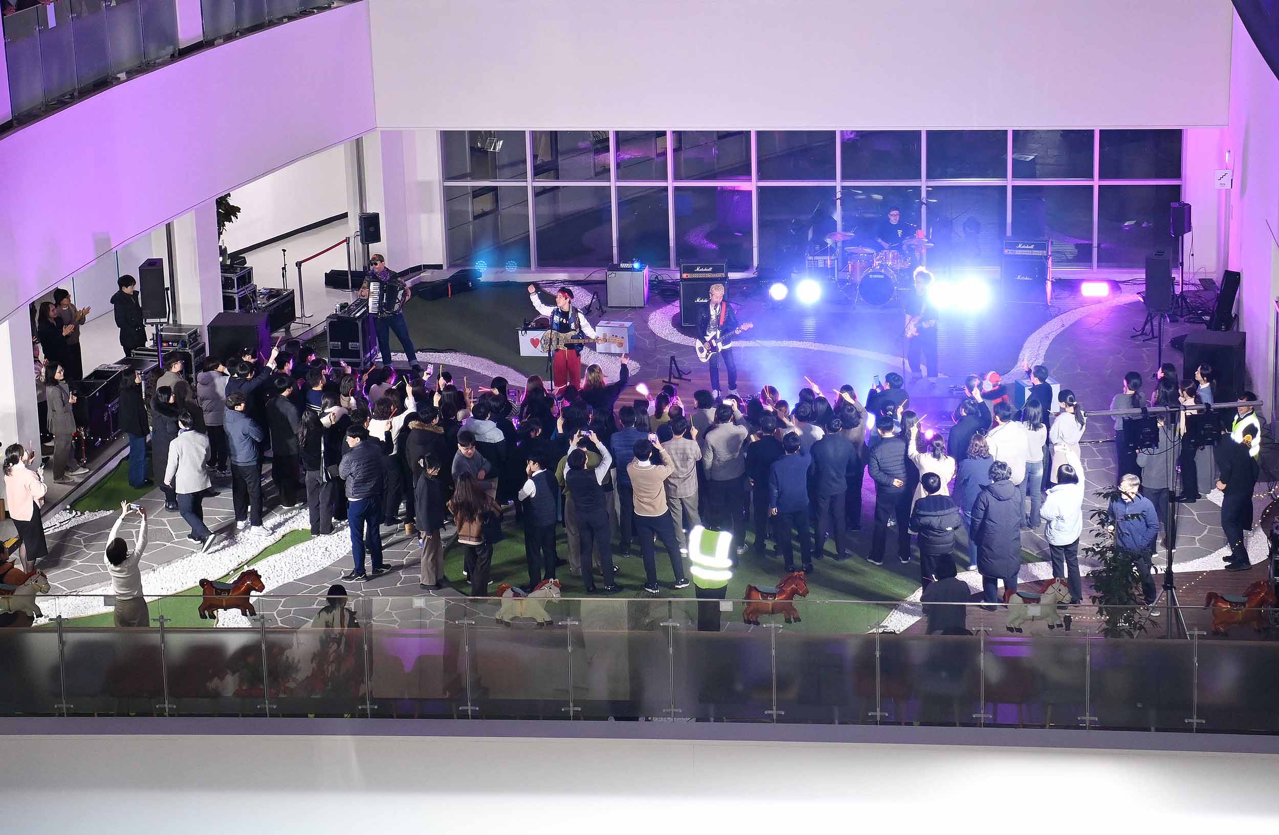 산업부 퇴근길 버스킹 공연 개최 2
