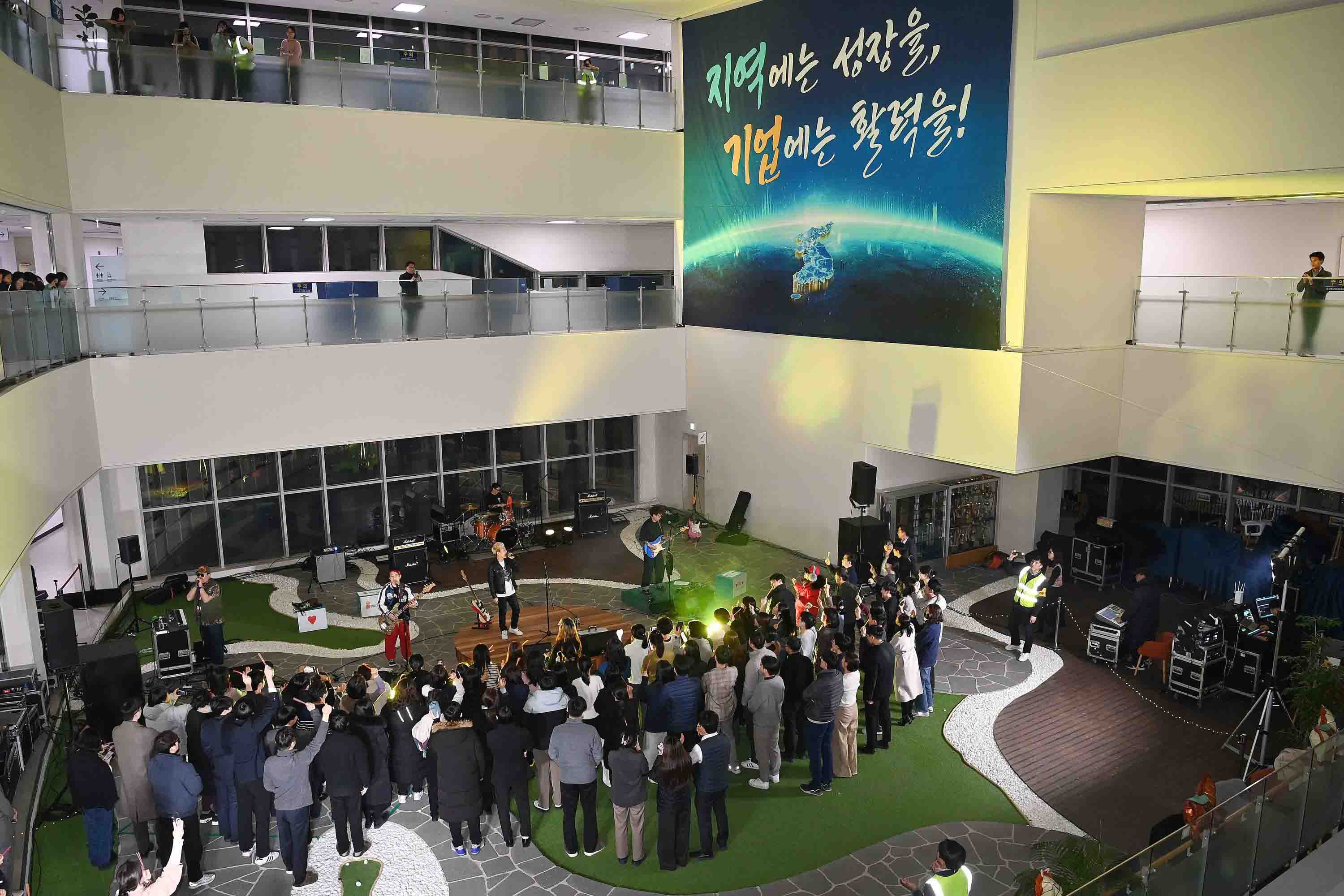 산업부 퇴근길 버스킹 공연 개최 6
