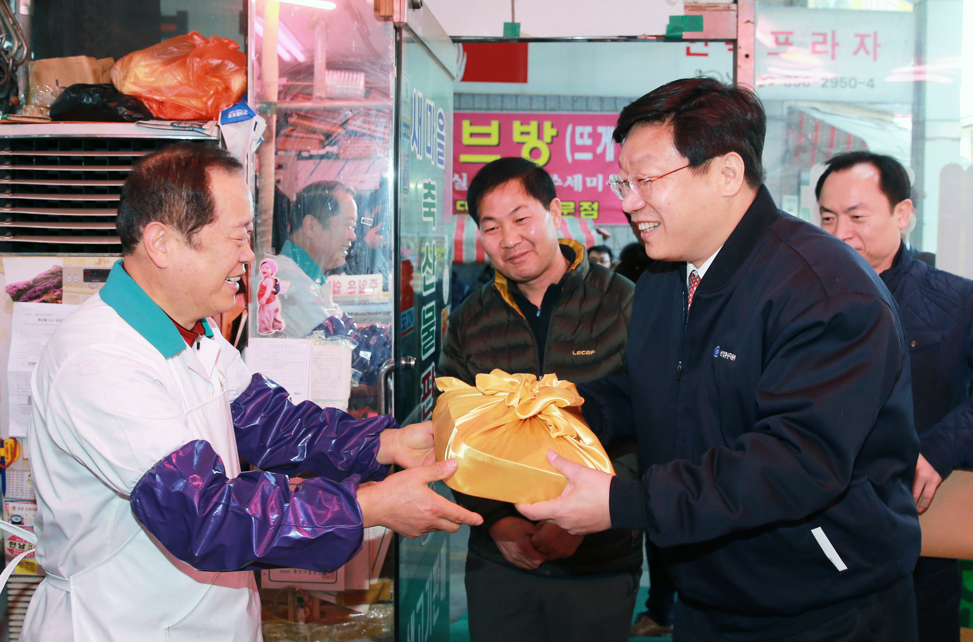 설 명절을 맞아 지역전통시장인 공주산성시장 방문 2