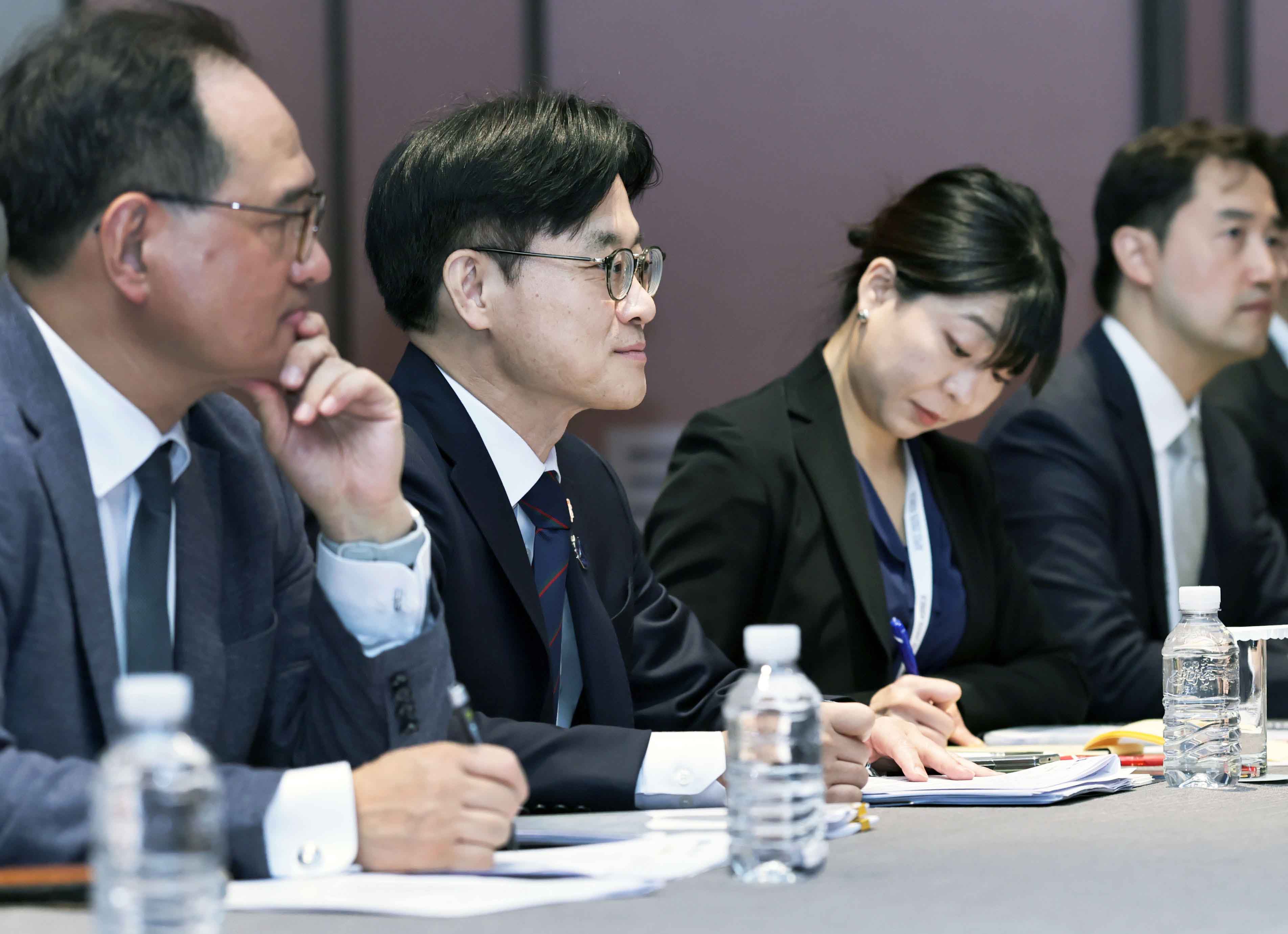 일본 경제산업성 대신 면담 4