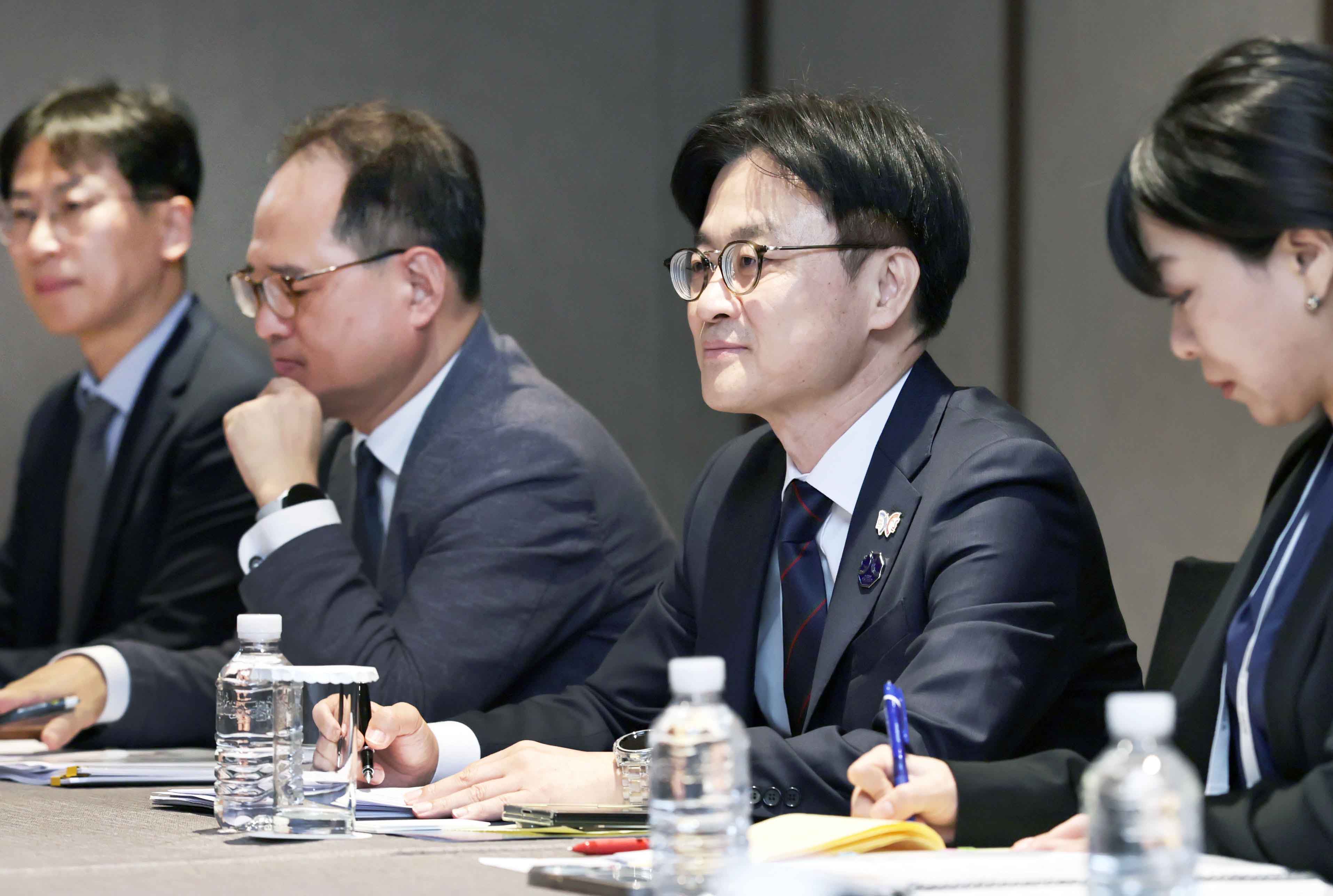 일본 경제산업성 대신 면담 2