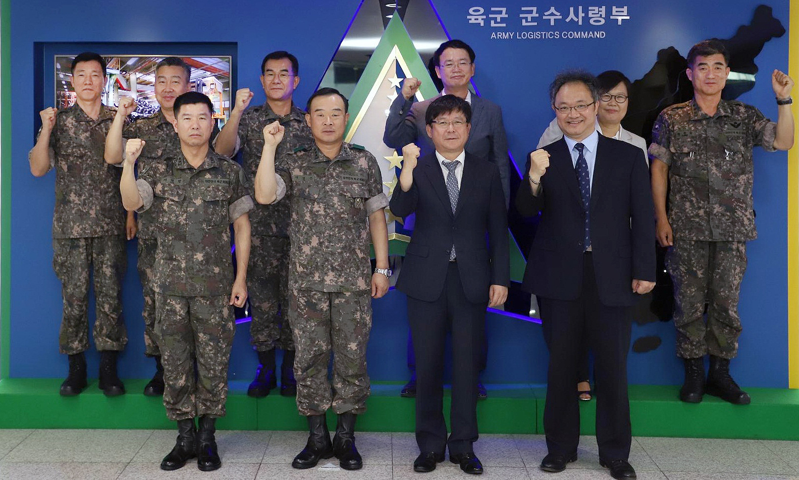  3차원 인체정보 빅데이터 기반 육군 군수체계   개선 협력을 위한 양해각서 체결식 3