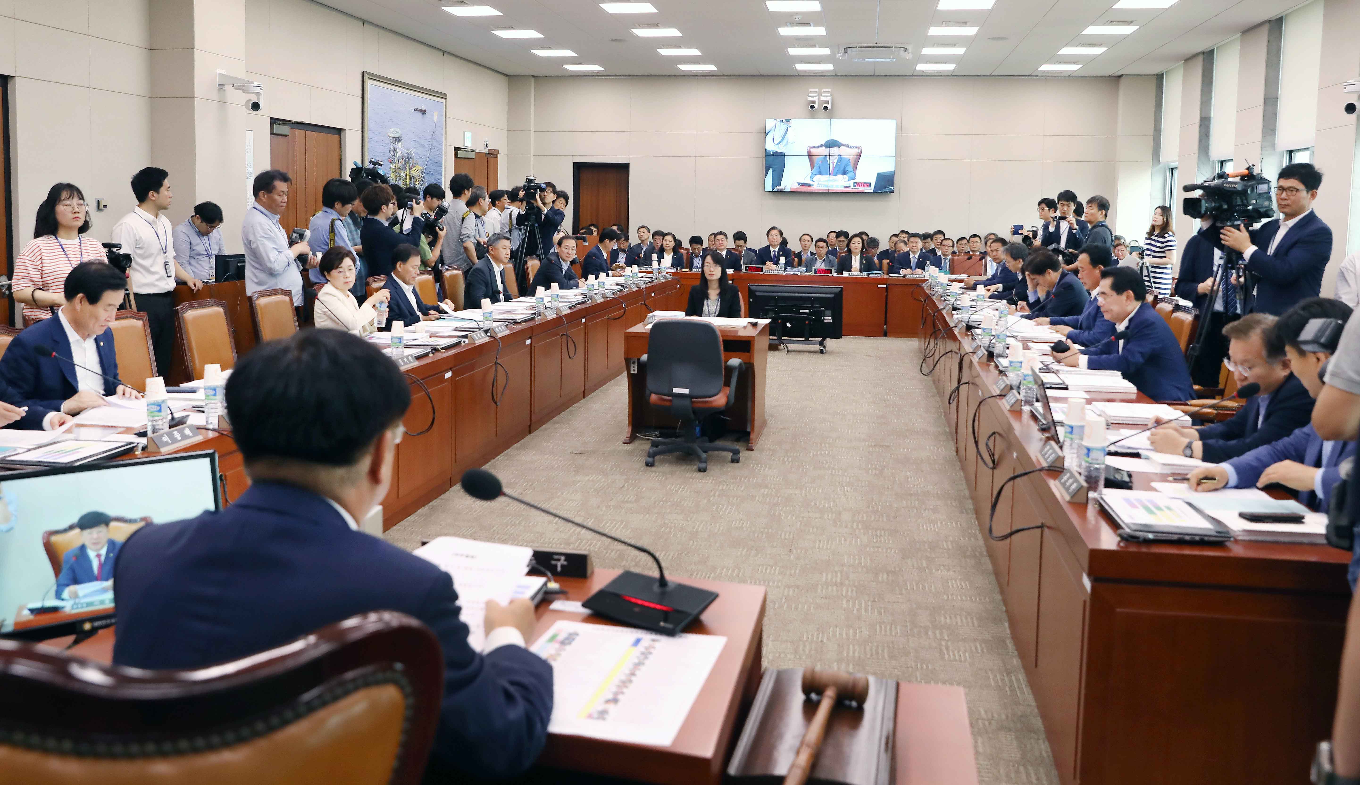 국회 산업통상자원중소벤처기업위원회 전체회의 1