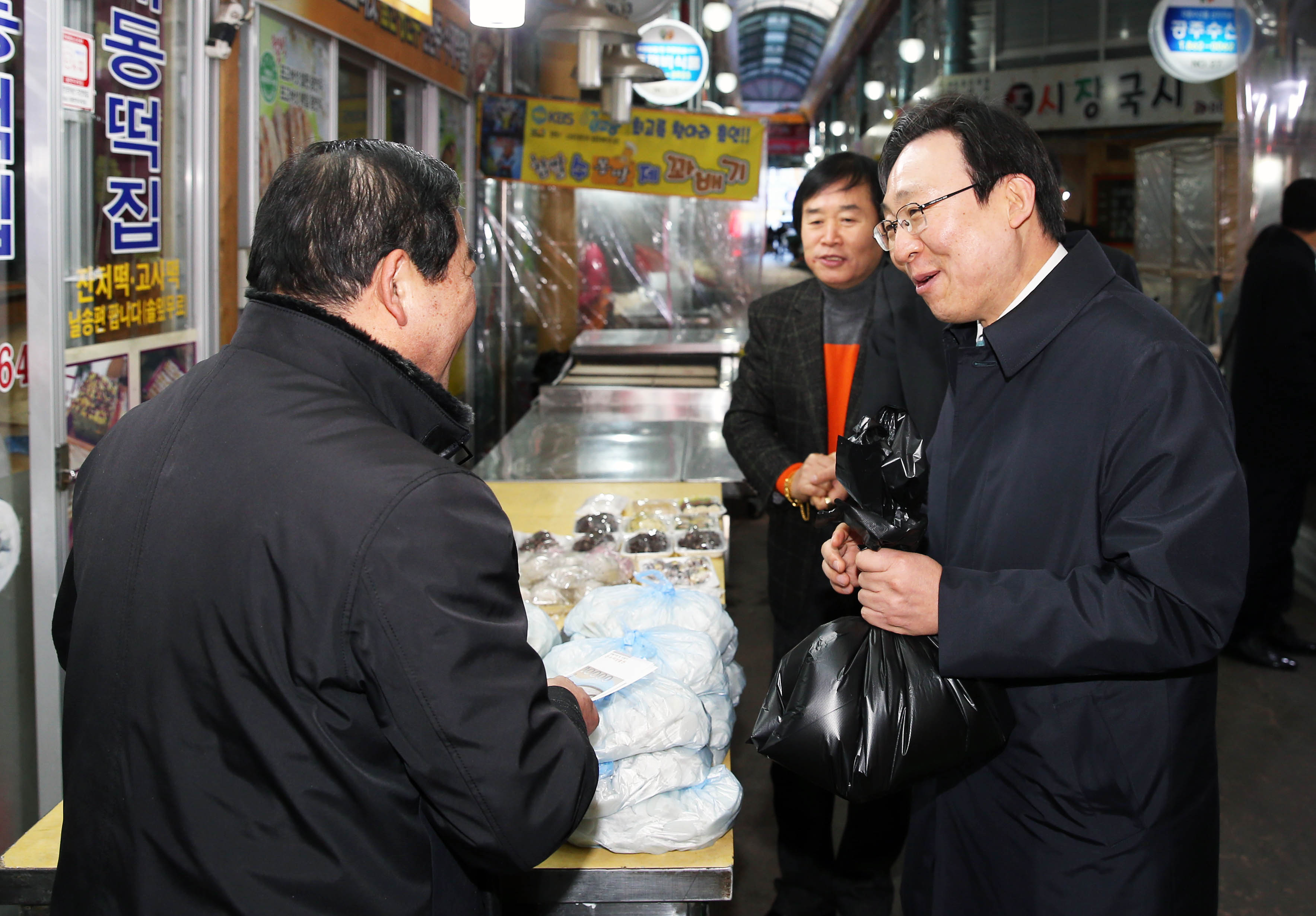 설 명절을 맞아 지역전통시장인 세종시장 방문 3