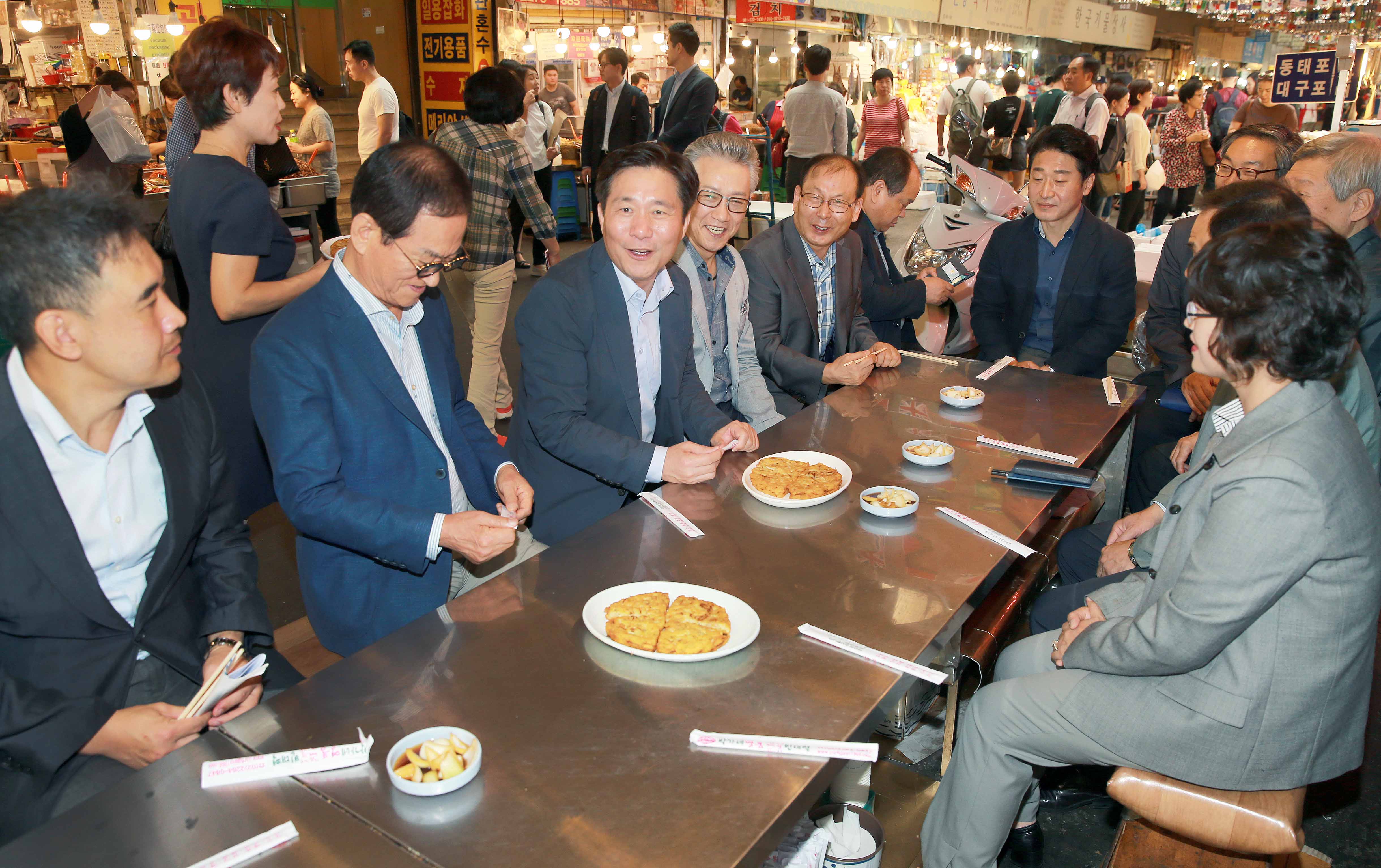 추석 명절을 맞아 전통시장인 서울 광장시장 방문 3