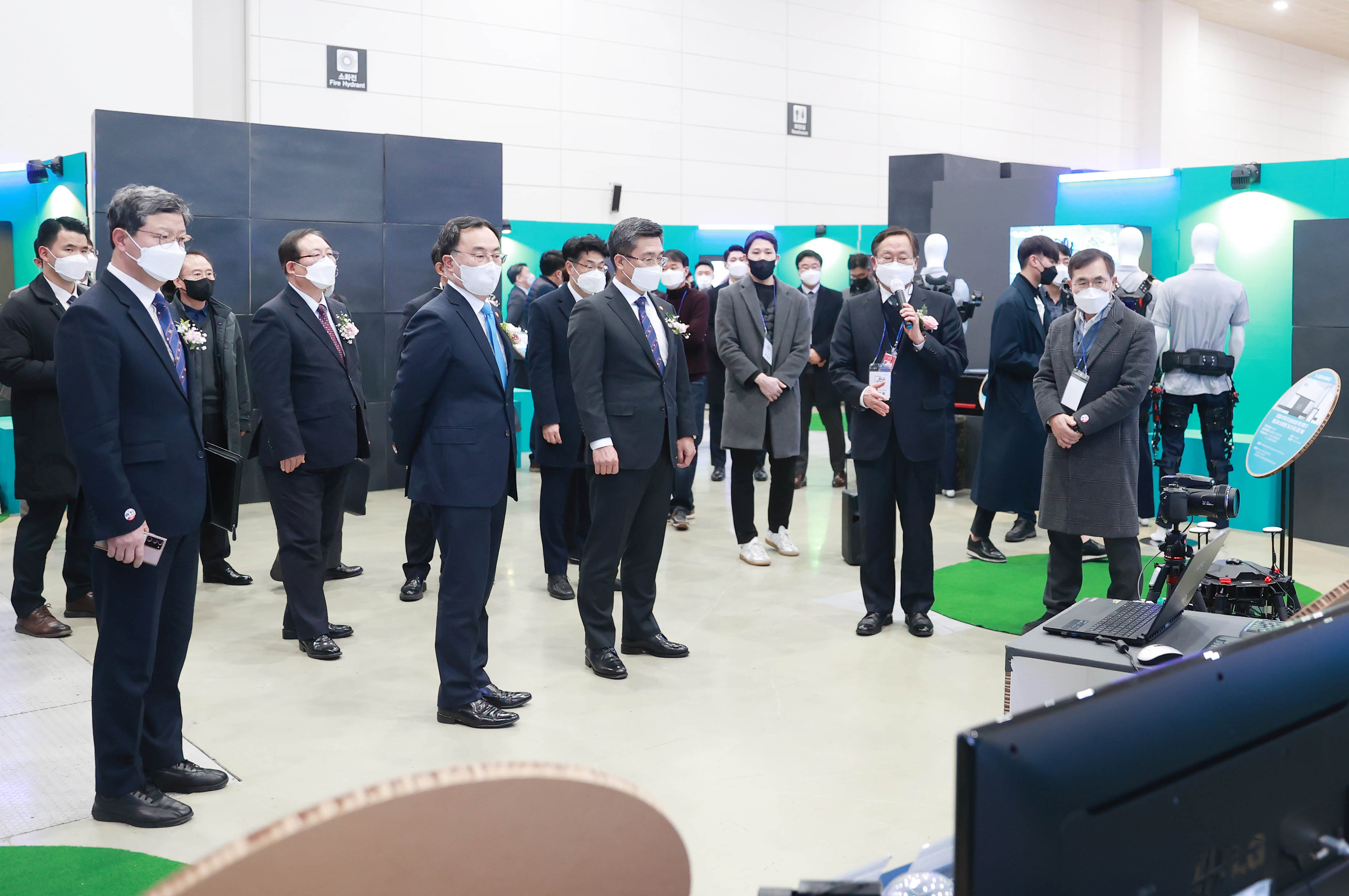 민군기술협력사업 성과 전시물 관람 4
