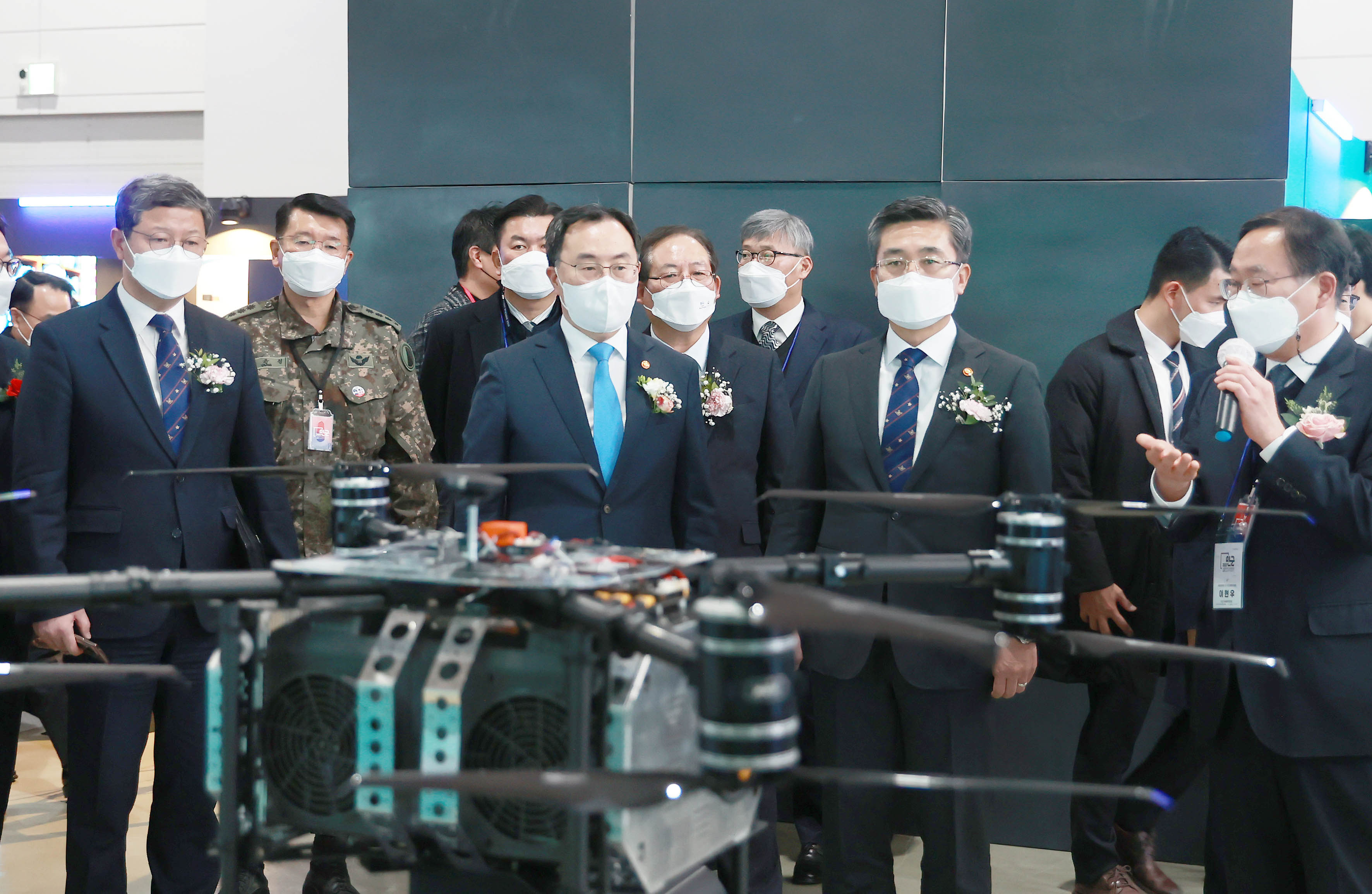민군기술협력사업 성과 전시물 관람 2