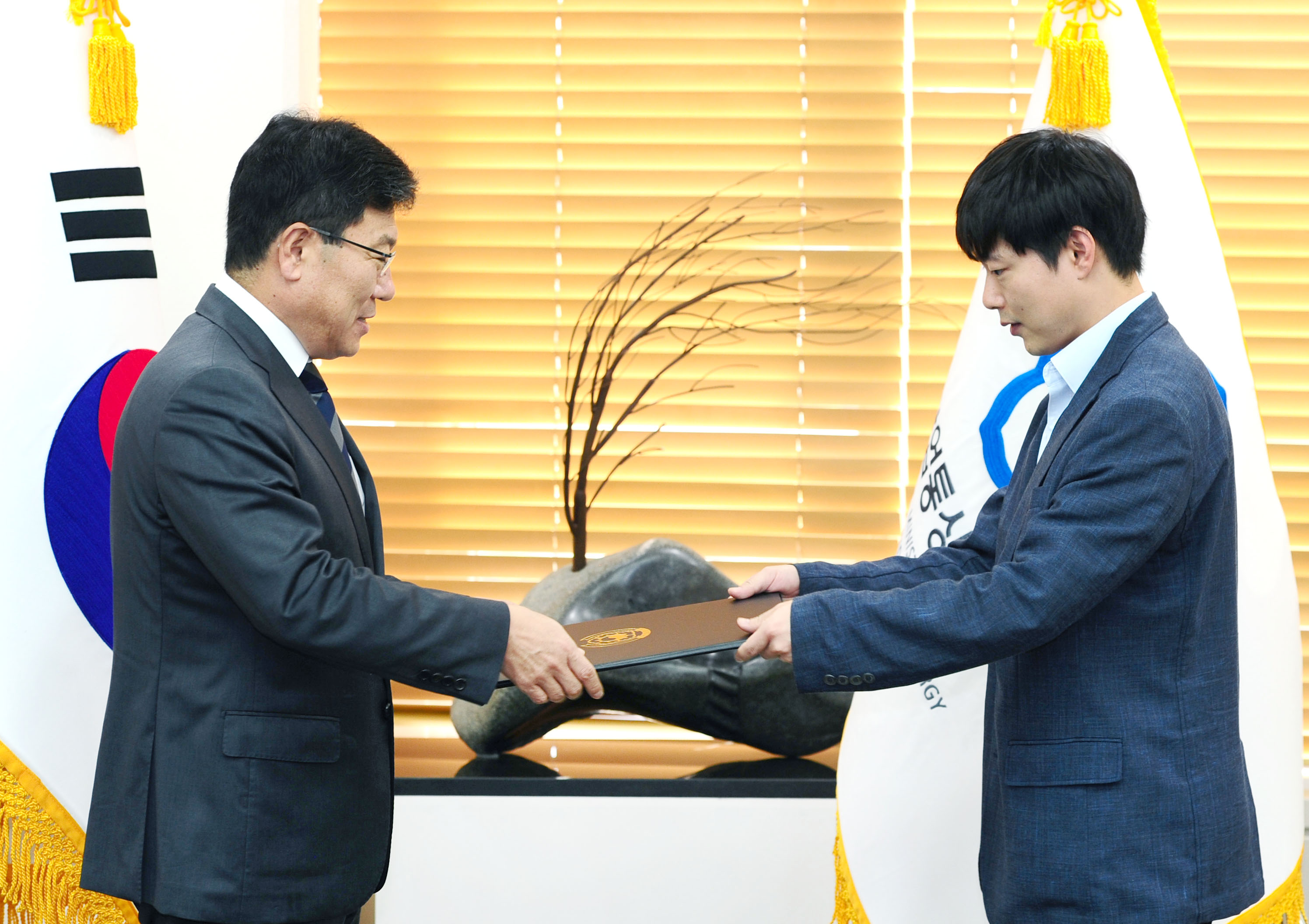 신임사무관 임명장 및 부이사관 승진 임명장 수여 3