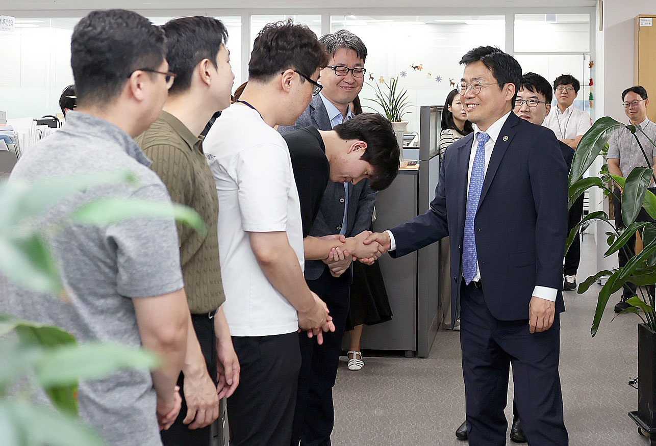 박성택 산업통상자원부 1차관 사무실 순회 3