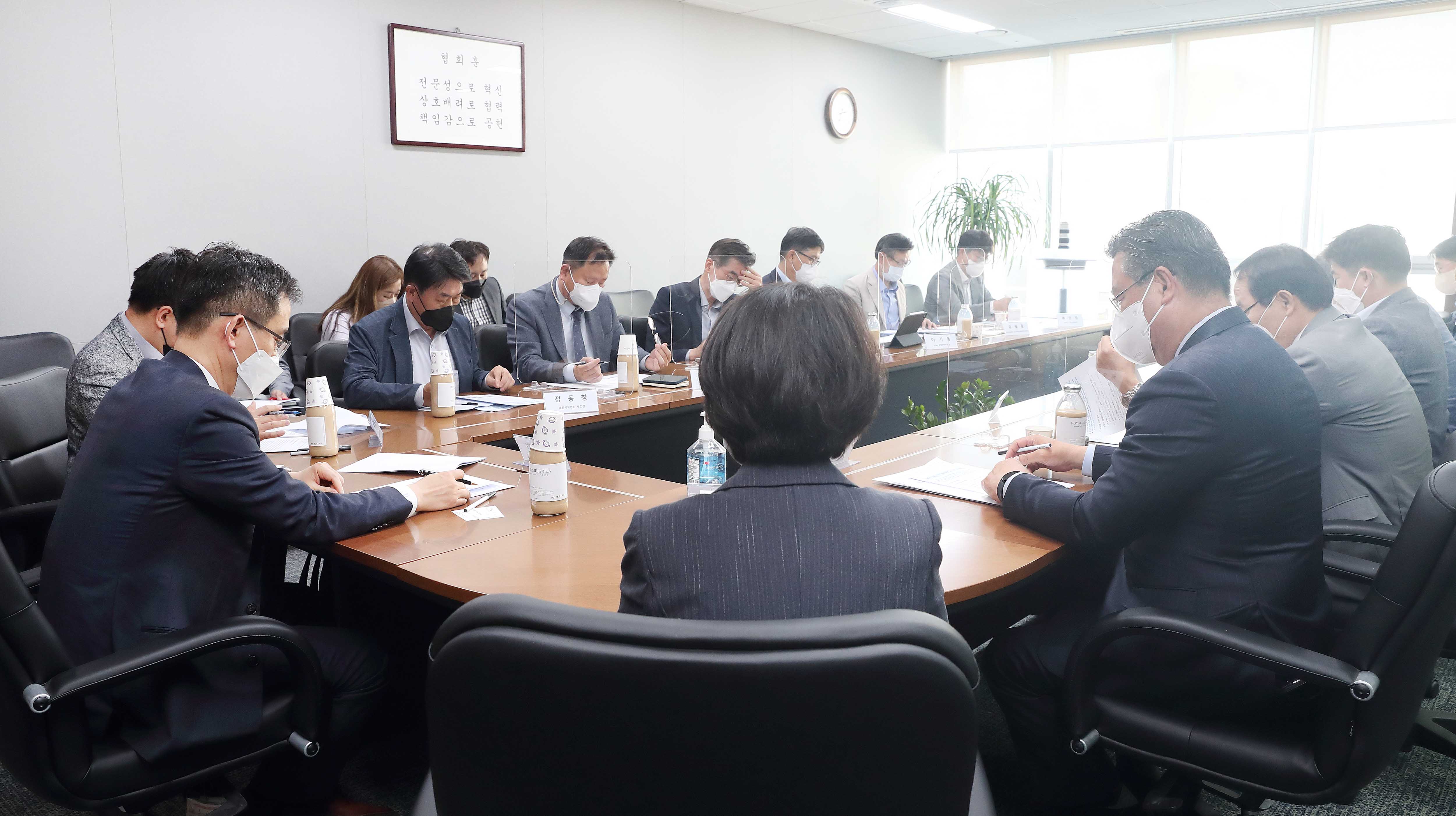 유류세 인하확대 관련 석유시장 점검회의 6
