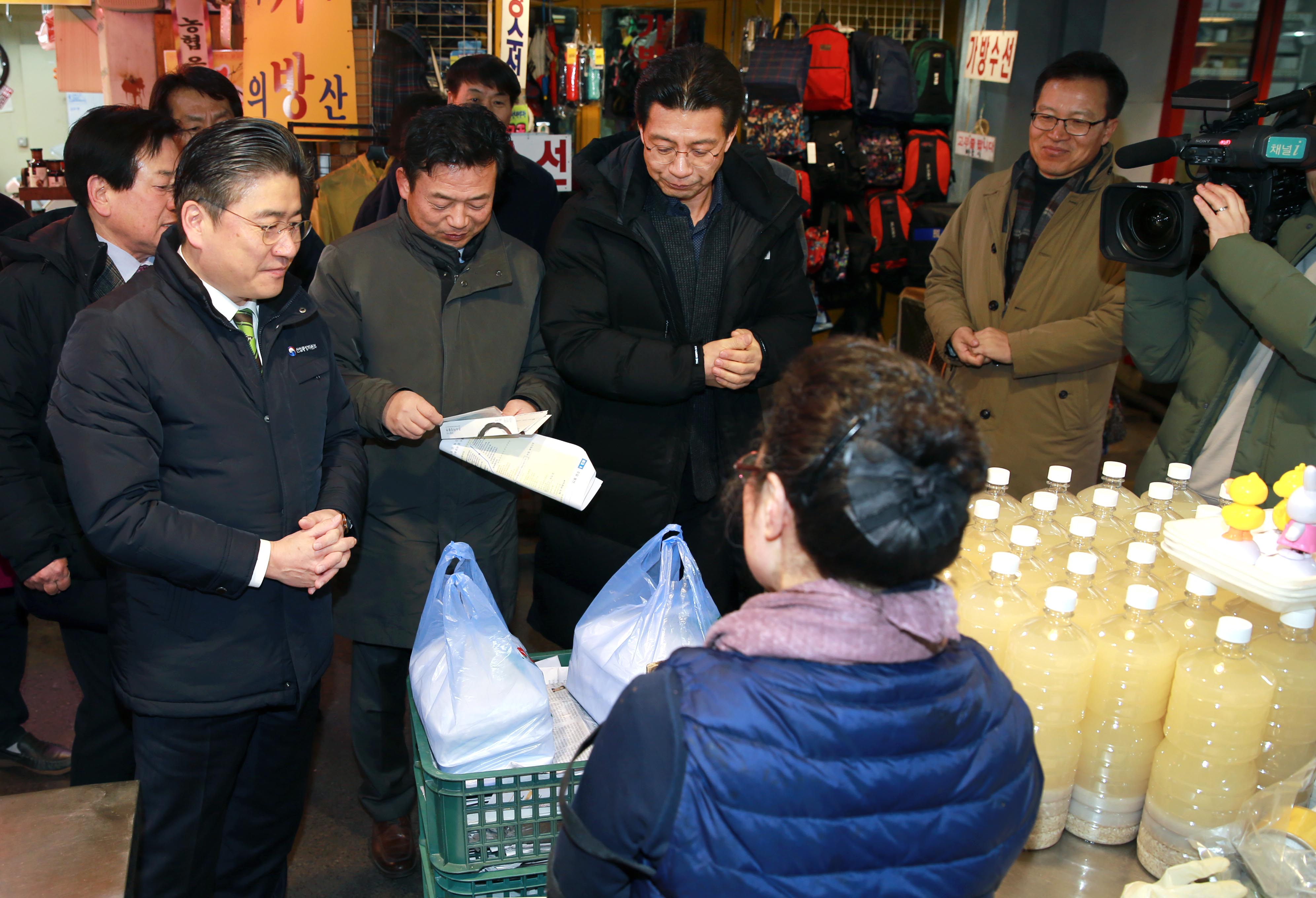 설 명절을 맞아 전통시장인 서울통인시장 방문 4