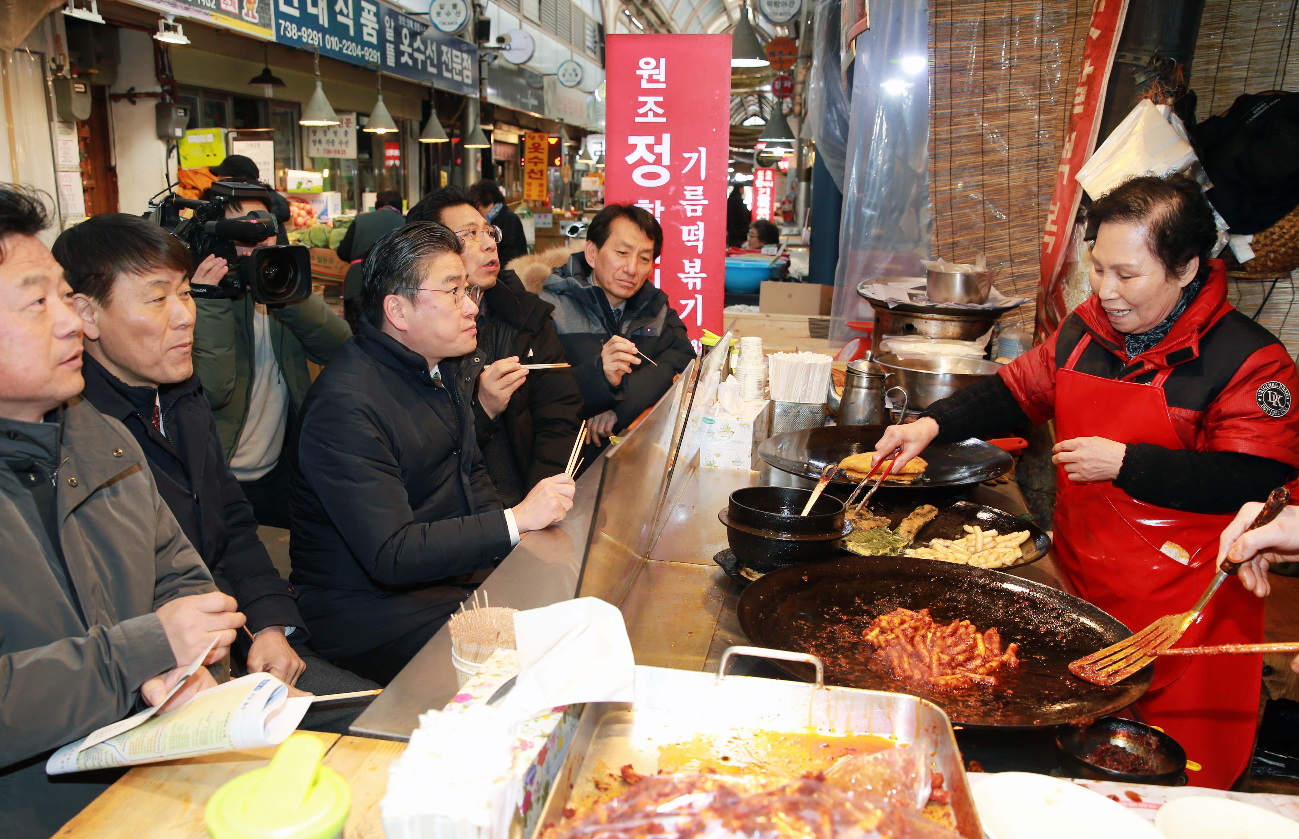 설 명절을 맞아 전통시장인 서울통인시장 방문 3