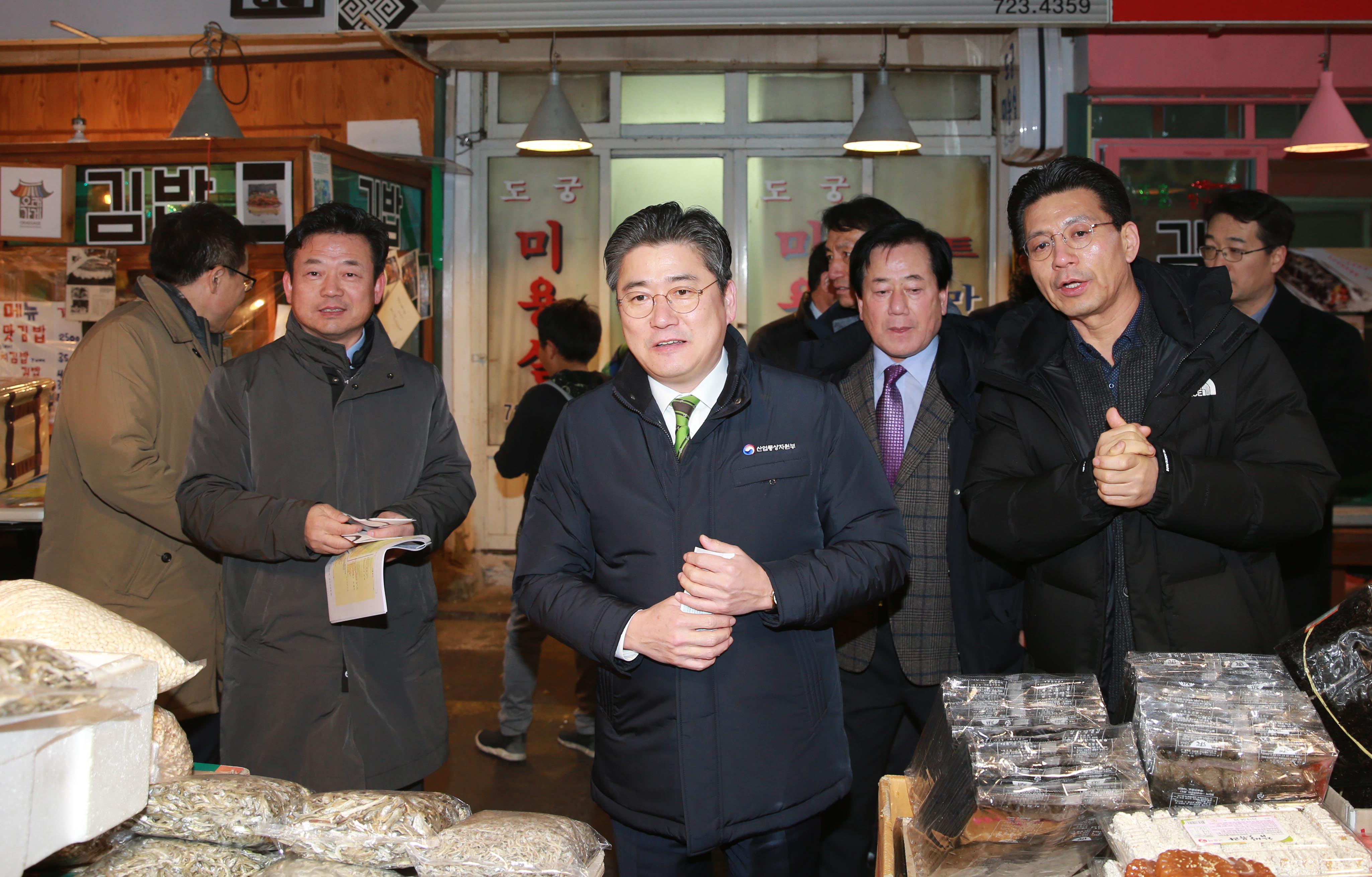 설 명절을 맞아 전통시장인 서울통인시장 방문 2