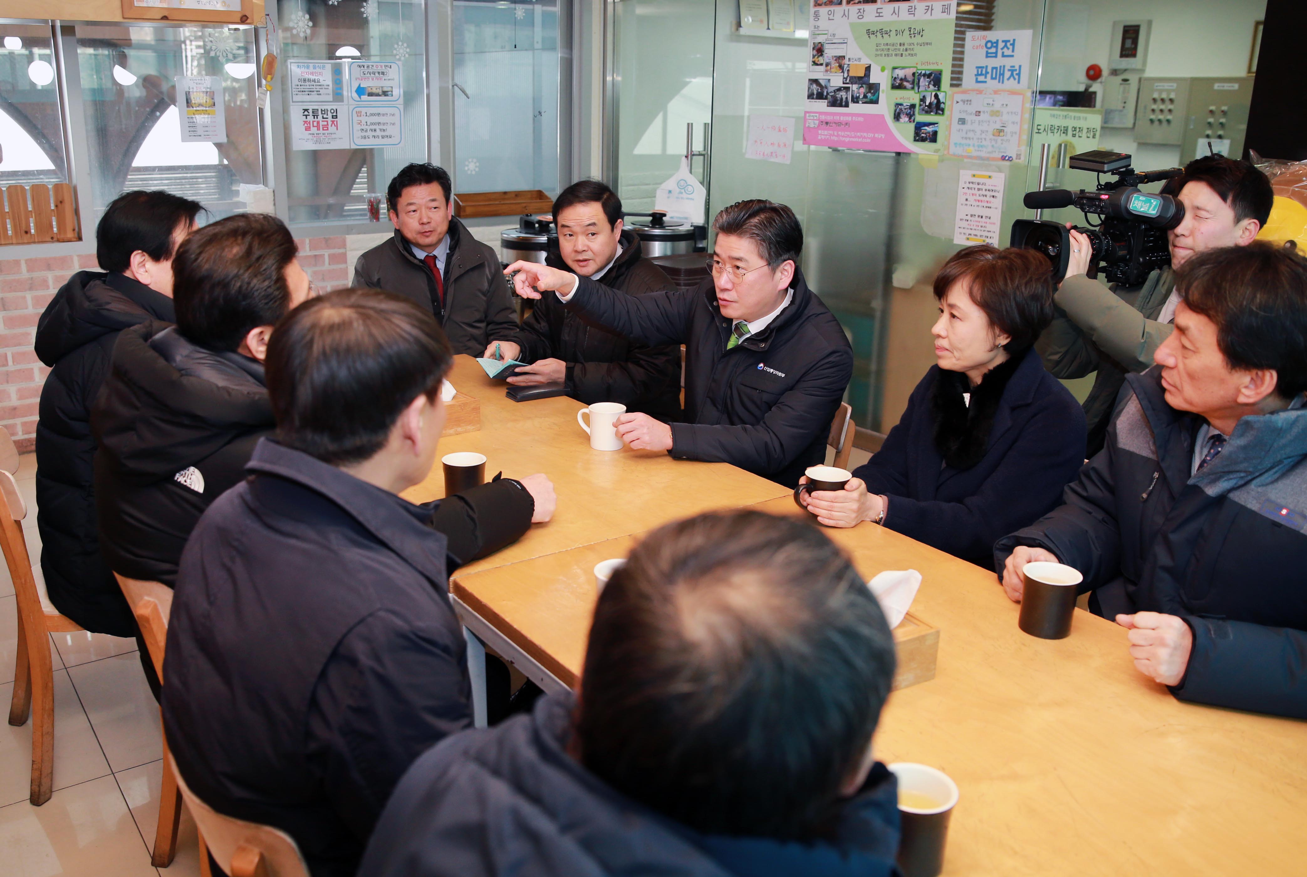 설 명절을 맞아 전통시장인 서울통인시장 방문 5