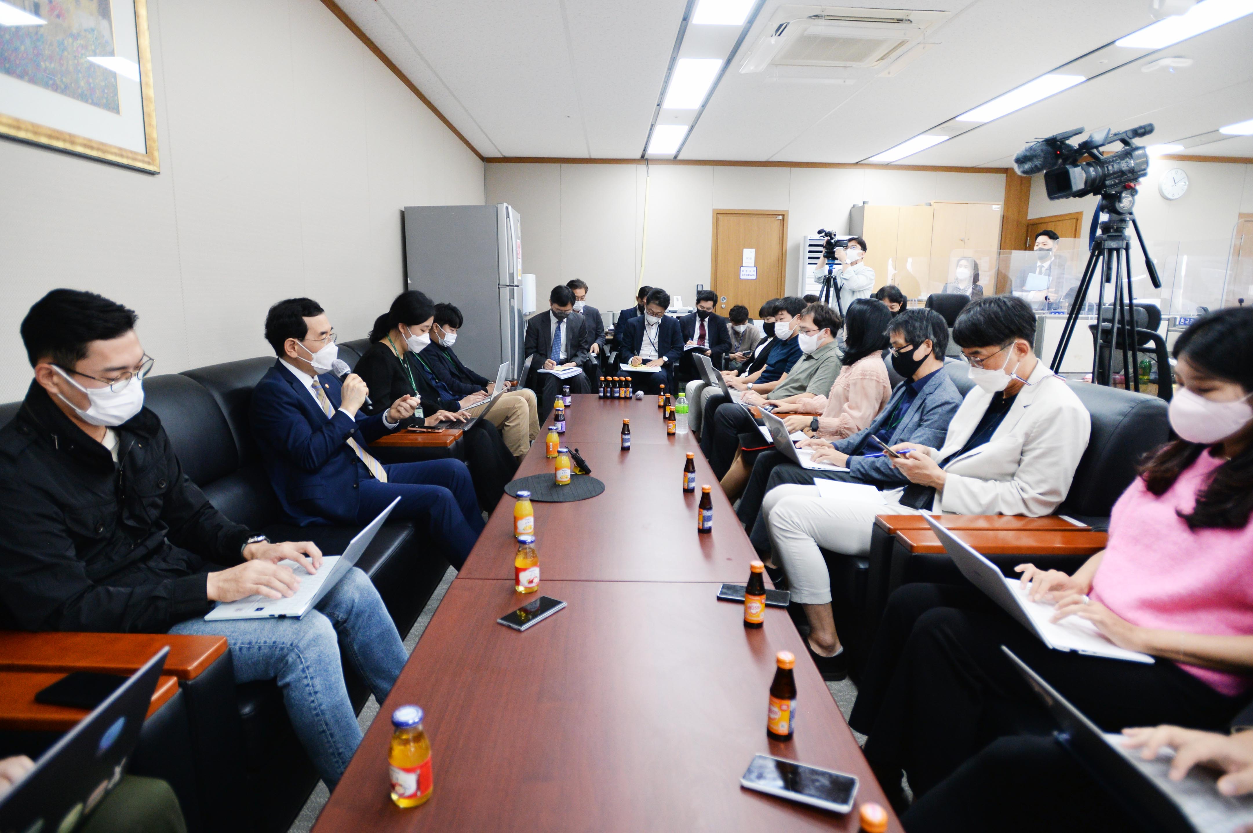 미국·캐나다 순방 관련 기자단 간담회 6