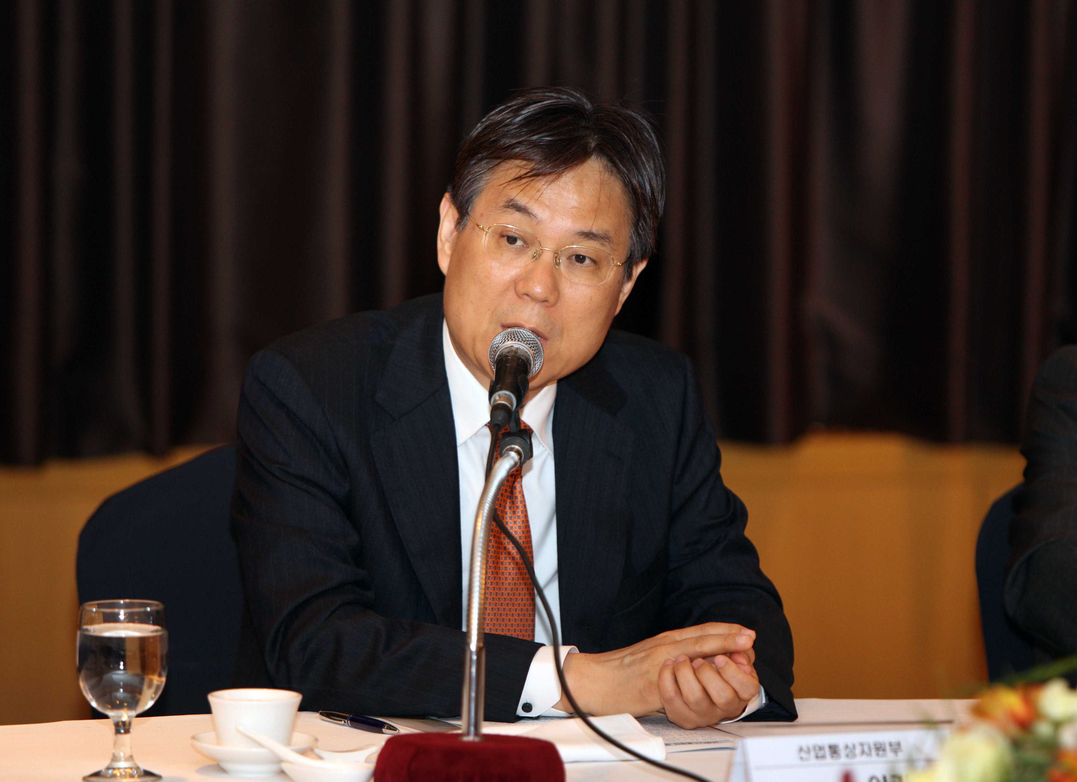 미래 디스플레이 핵심기술 개발사업 MOU 체결 및 디스플레이 상생협력위원회 개최 4