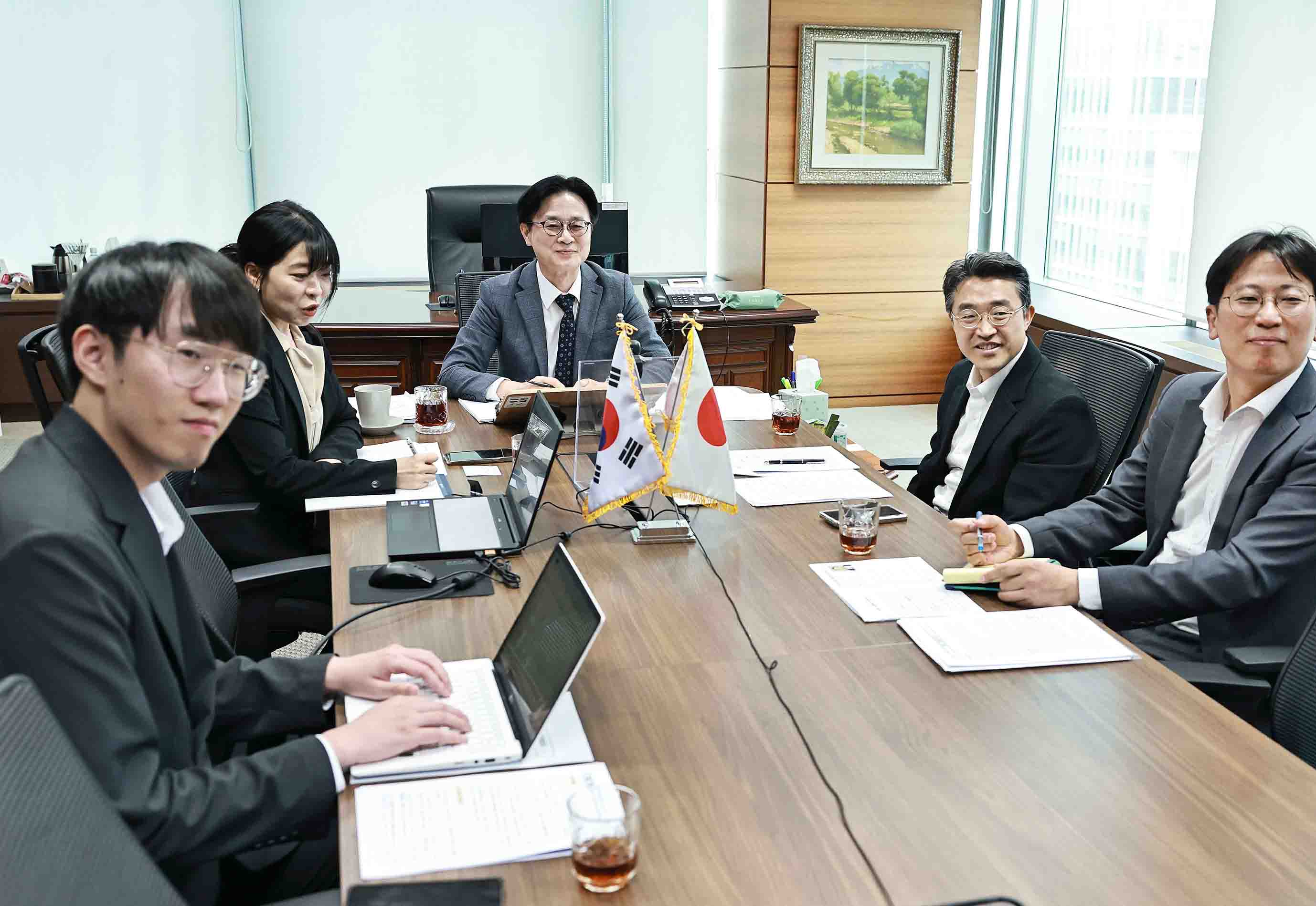 일본 경제산업성 대신 면담 4
