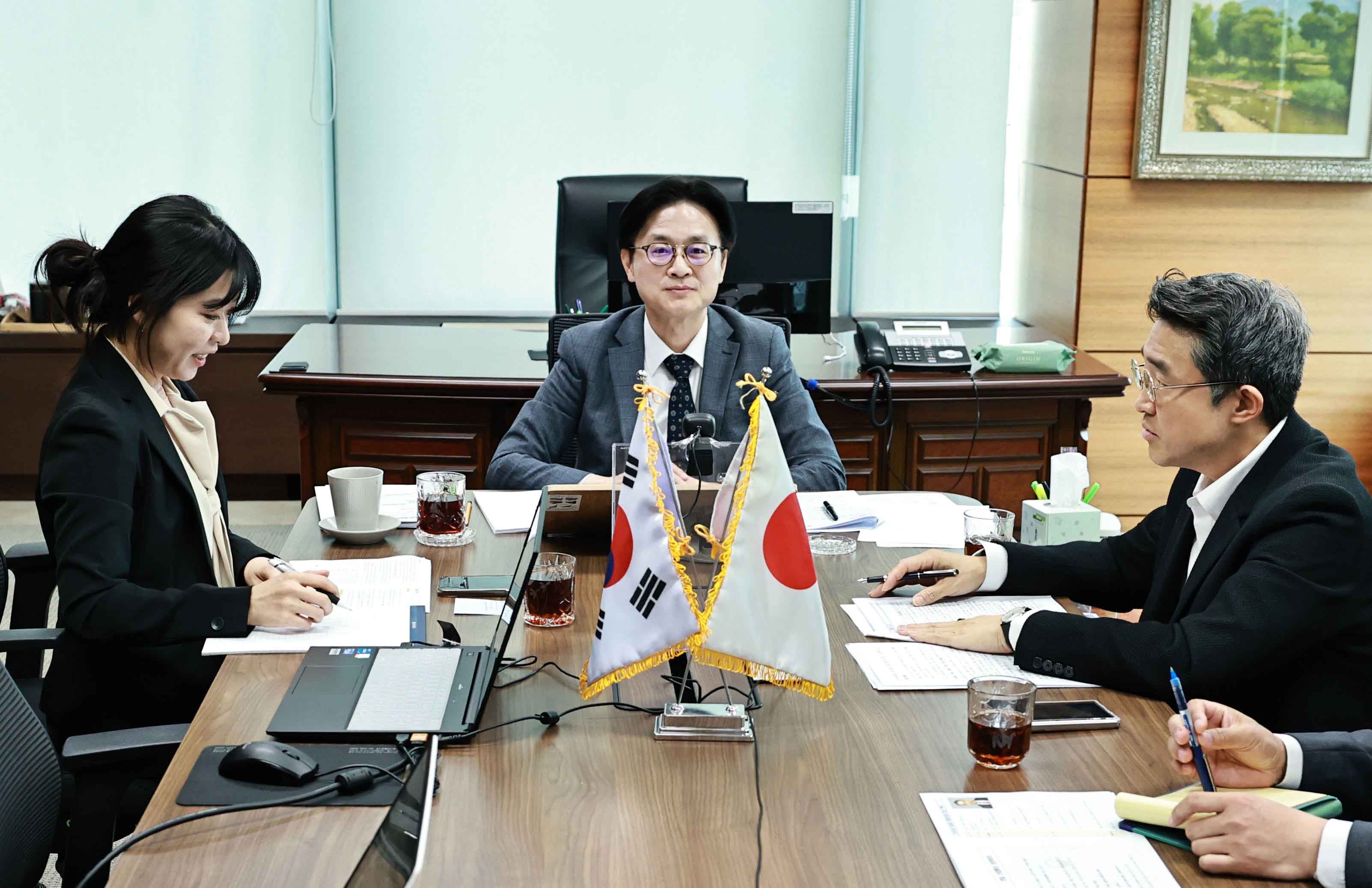 일본 경제산업성 대신 면담 2