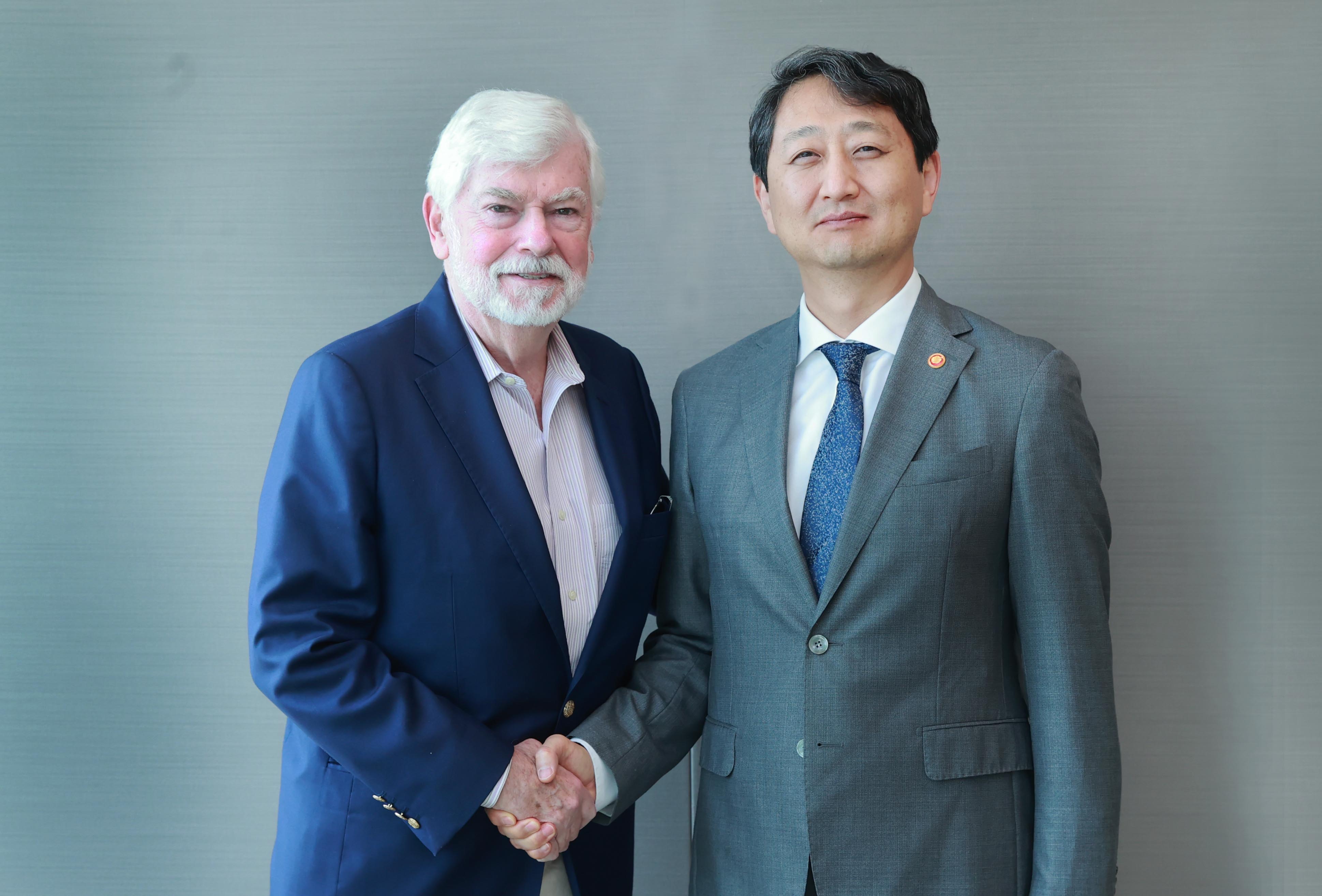 크리스 도드 前 미국 상원의원 면담 1
