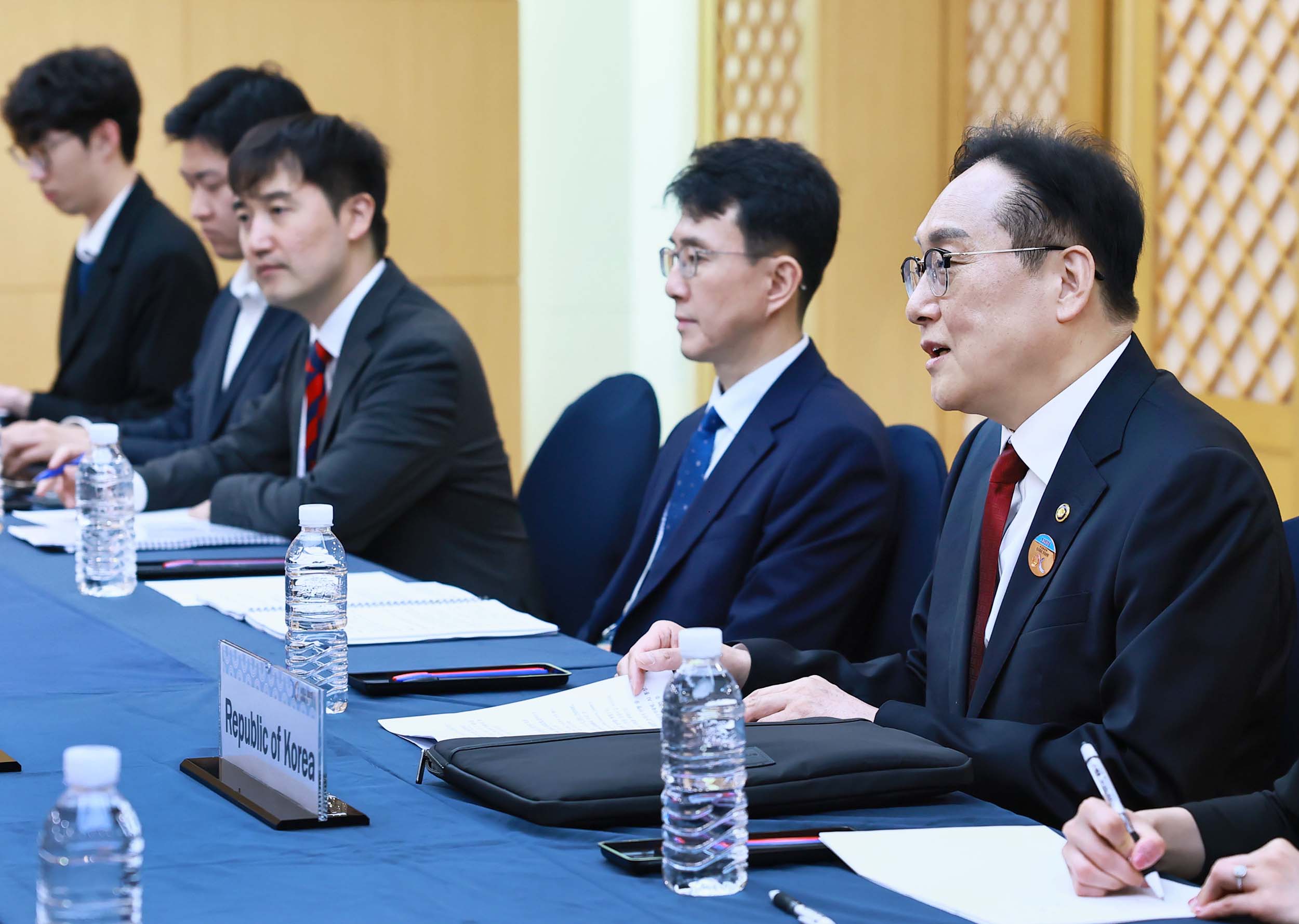 일본 경제산업성 부대신과 외무성 부대신 면담 4