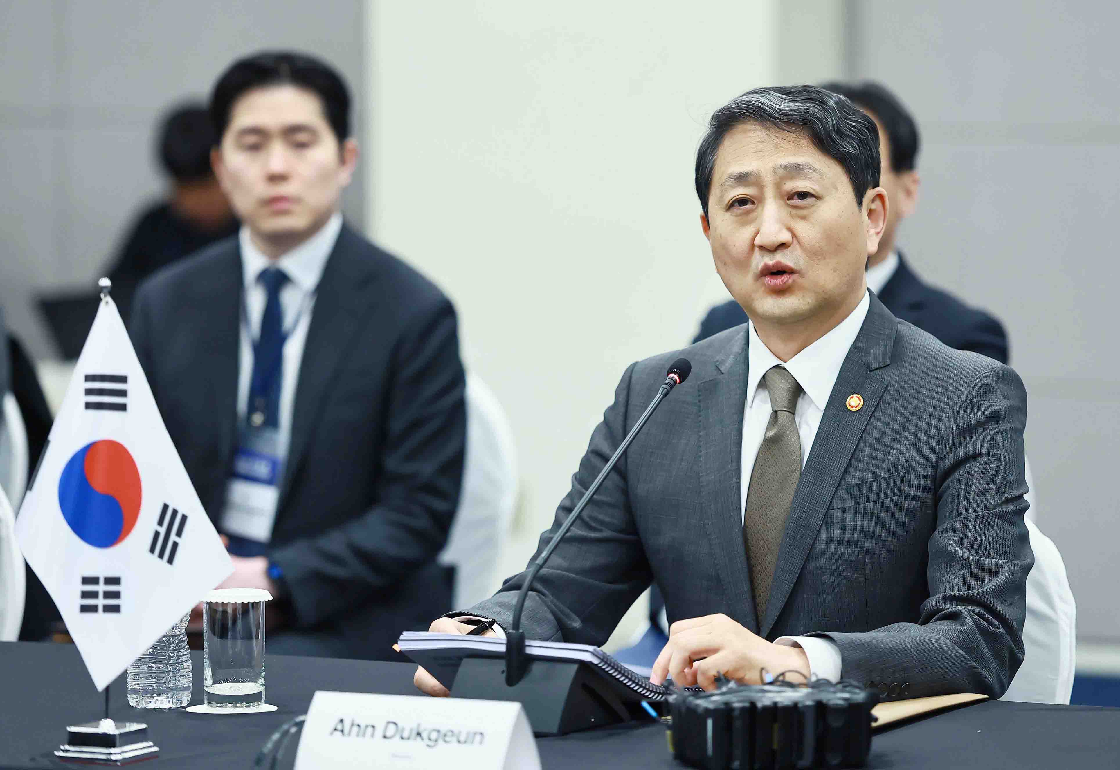 일본 경제산업성 대신 면담 4