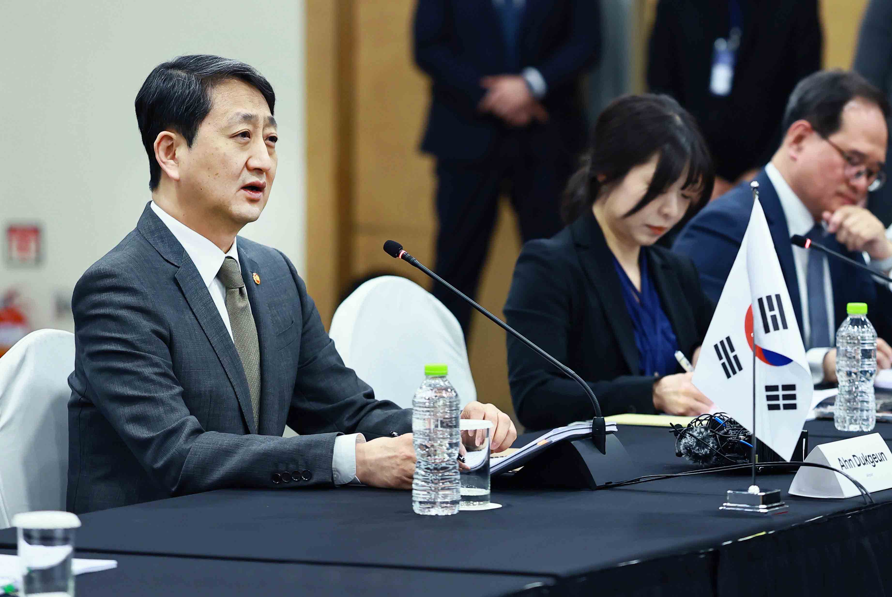 일본 경제산업성 대신 면담 5