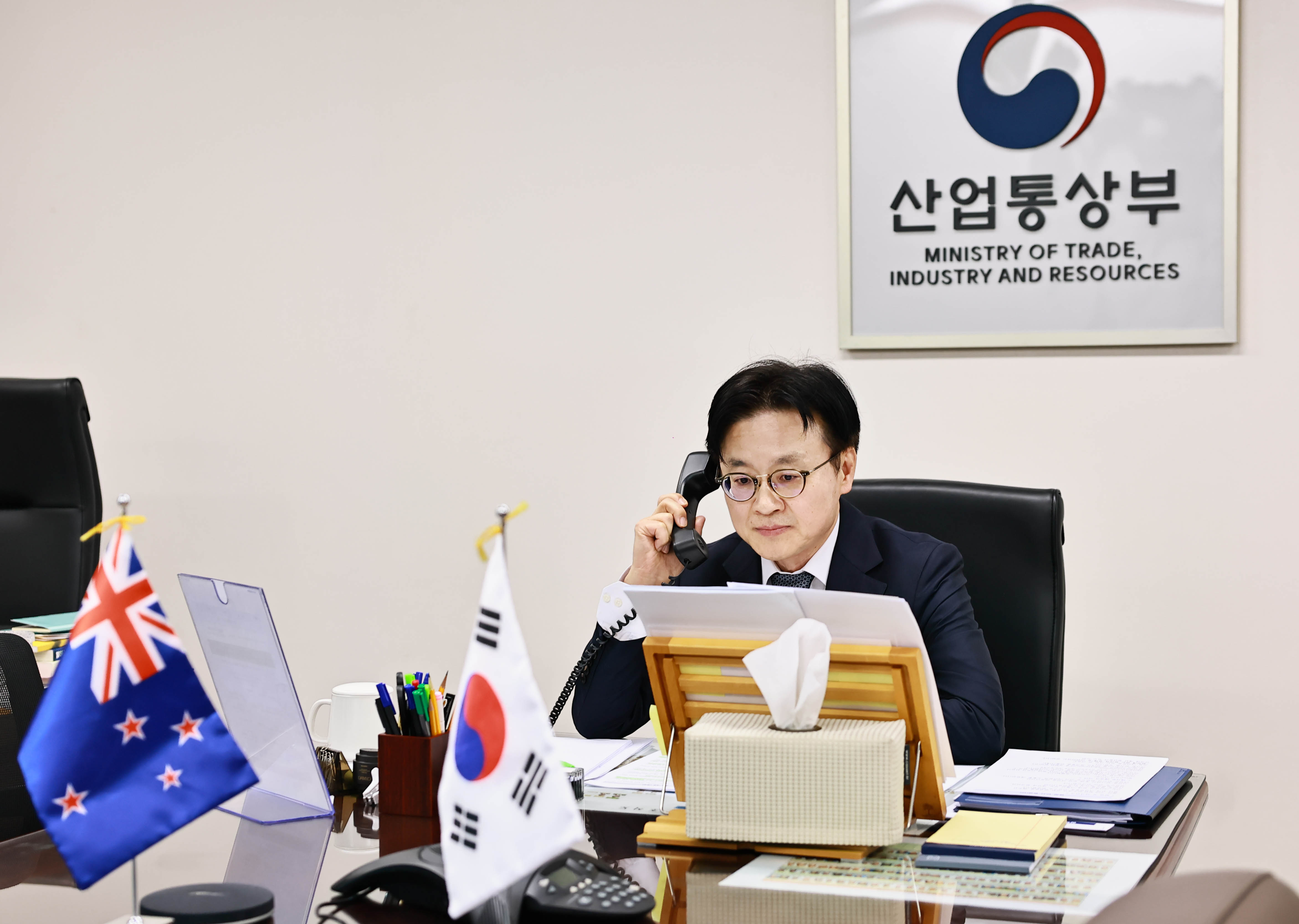 뉴질랜드 에너지 장관 전화 통화 4