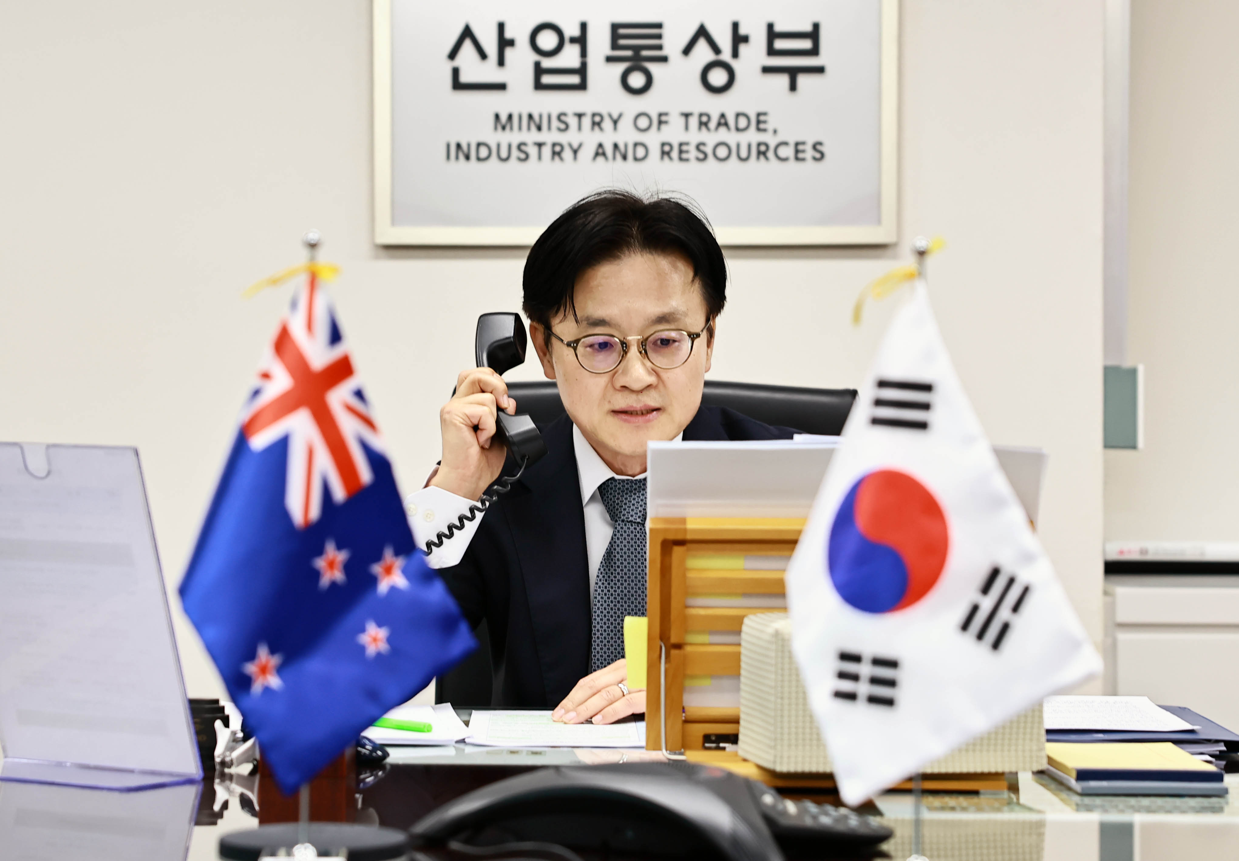 뉴질랜드 에너지 장관 전화 통화 3
