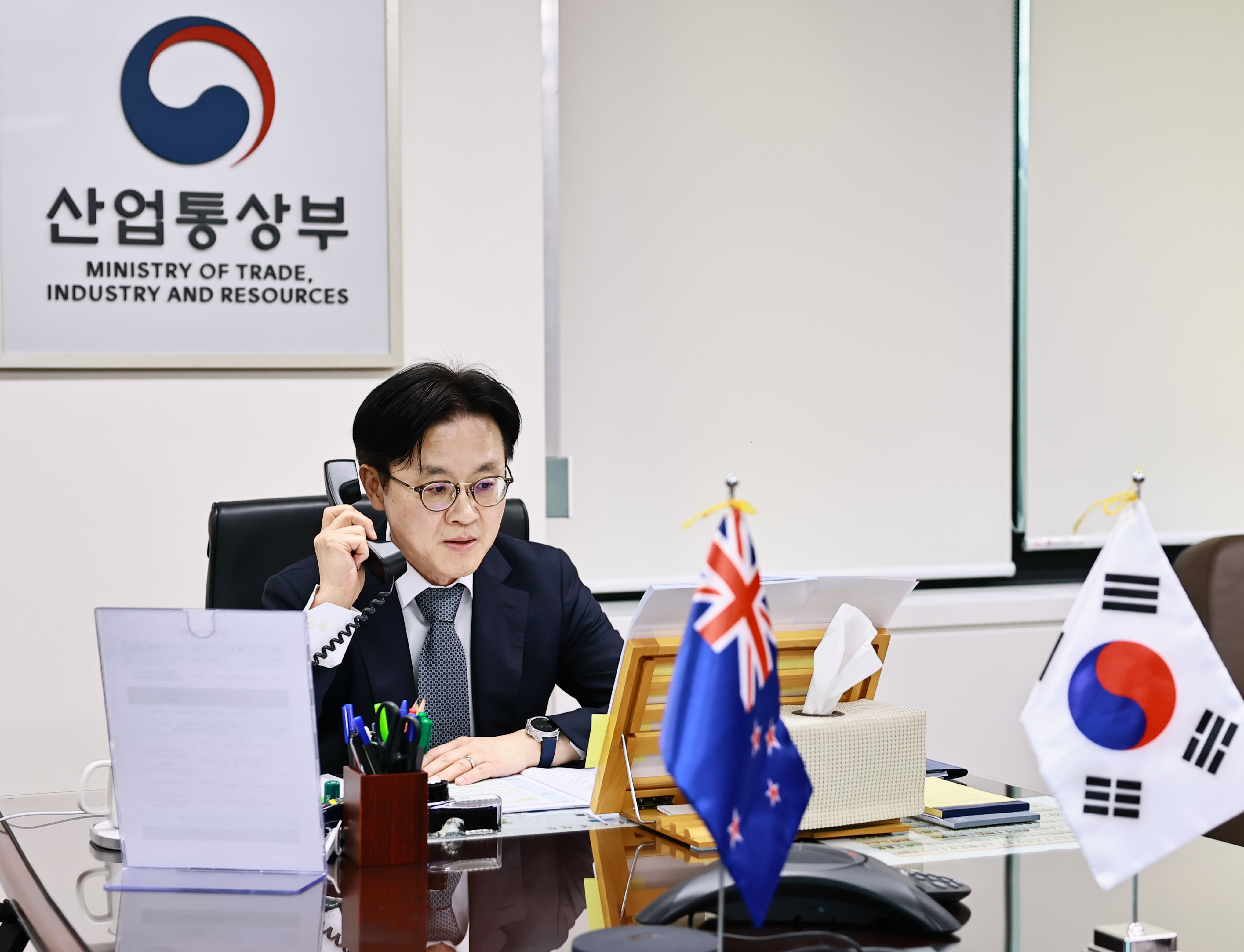 뉴질랜드 에너지 장관 전화 통화 2