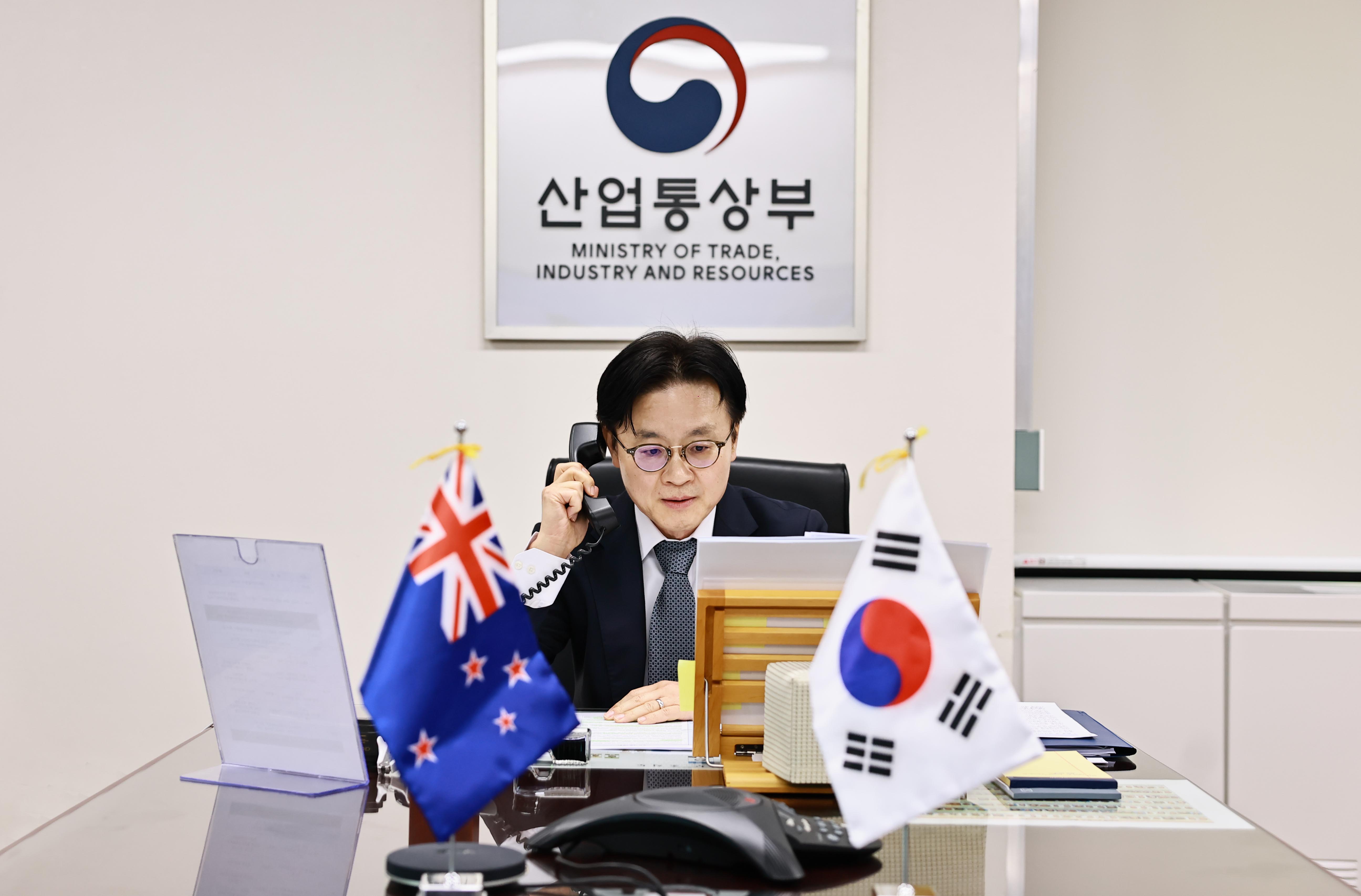 뉴질랜드 에너지 장관 전화 통화 1