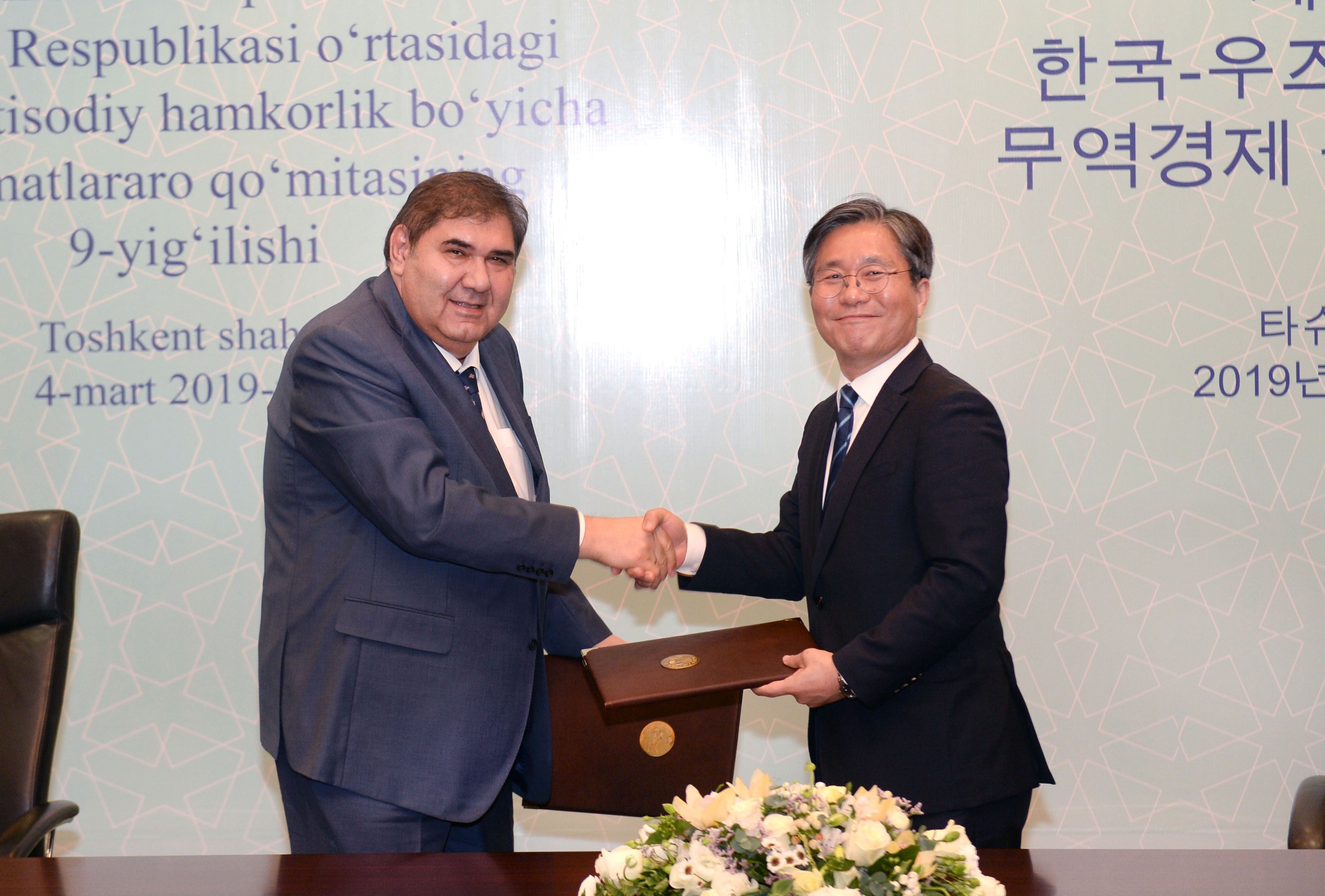 한-우즈벡 무역공동위원회 합의의사록 서명식 3