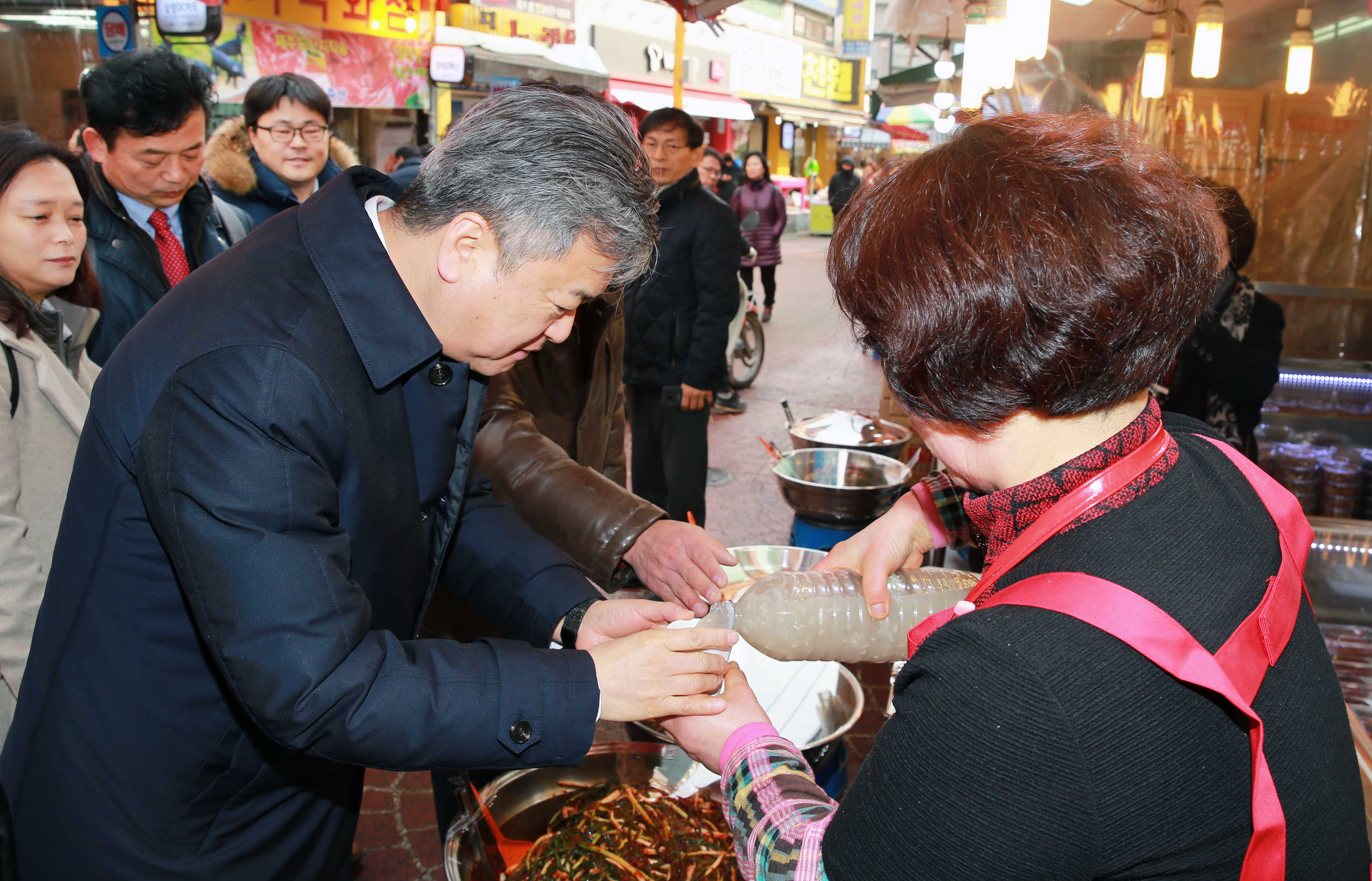 설 명절을 맞아 전통시장인 남성사계시장 방문 3