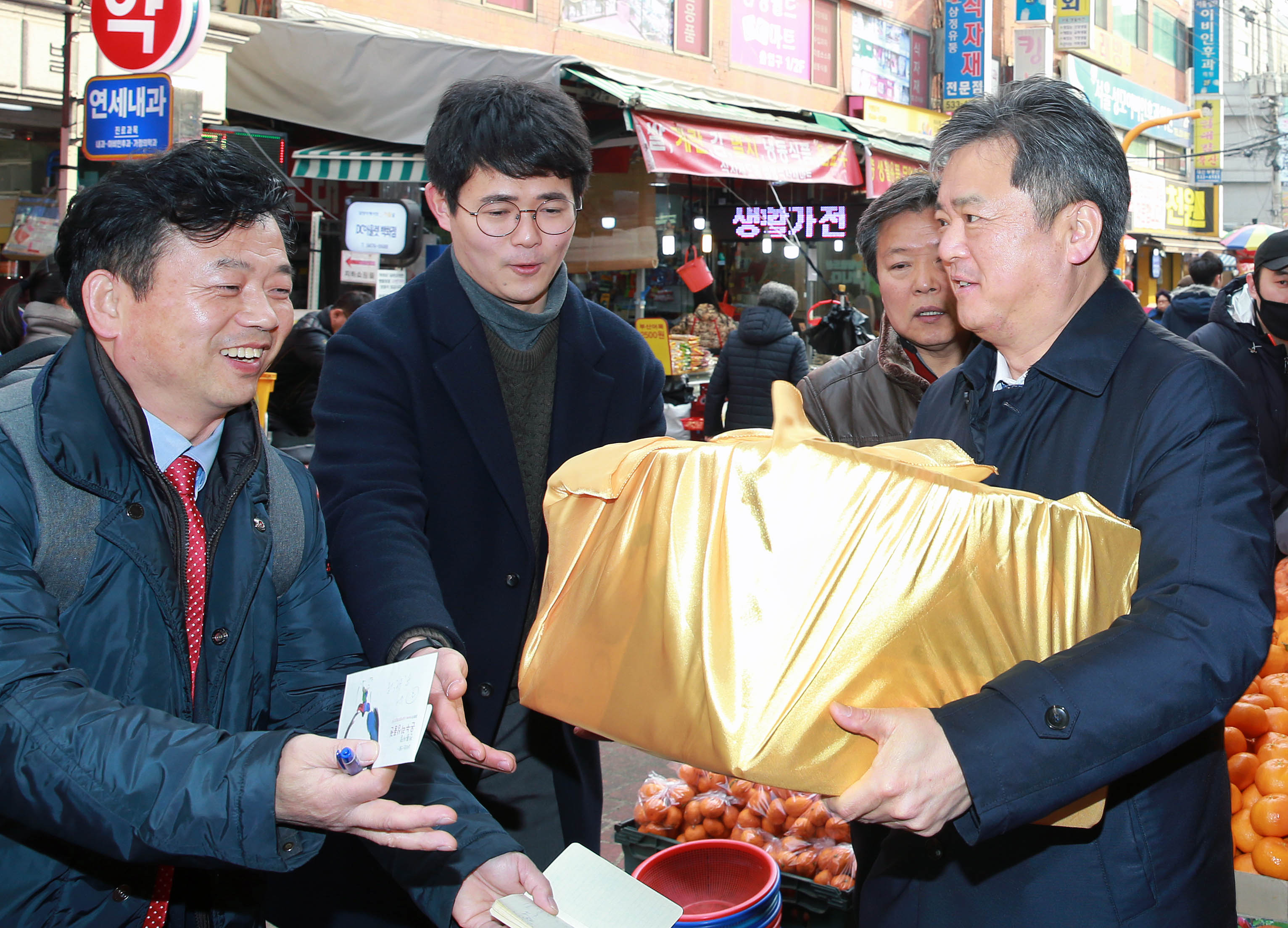 설 명절을 맞아 전통시장인 남성사계시장 방문 2