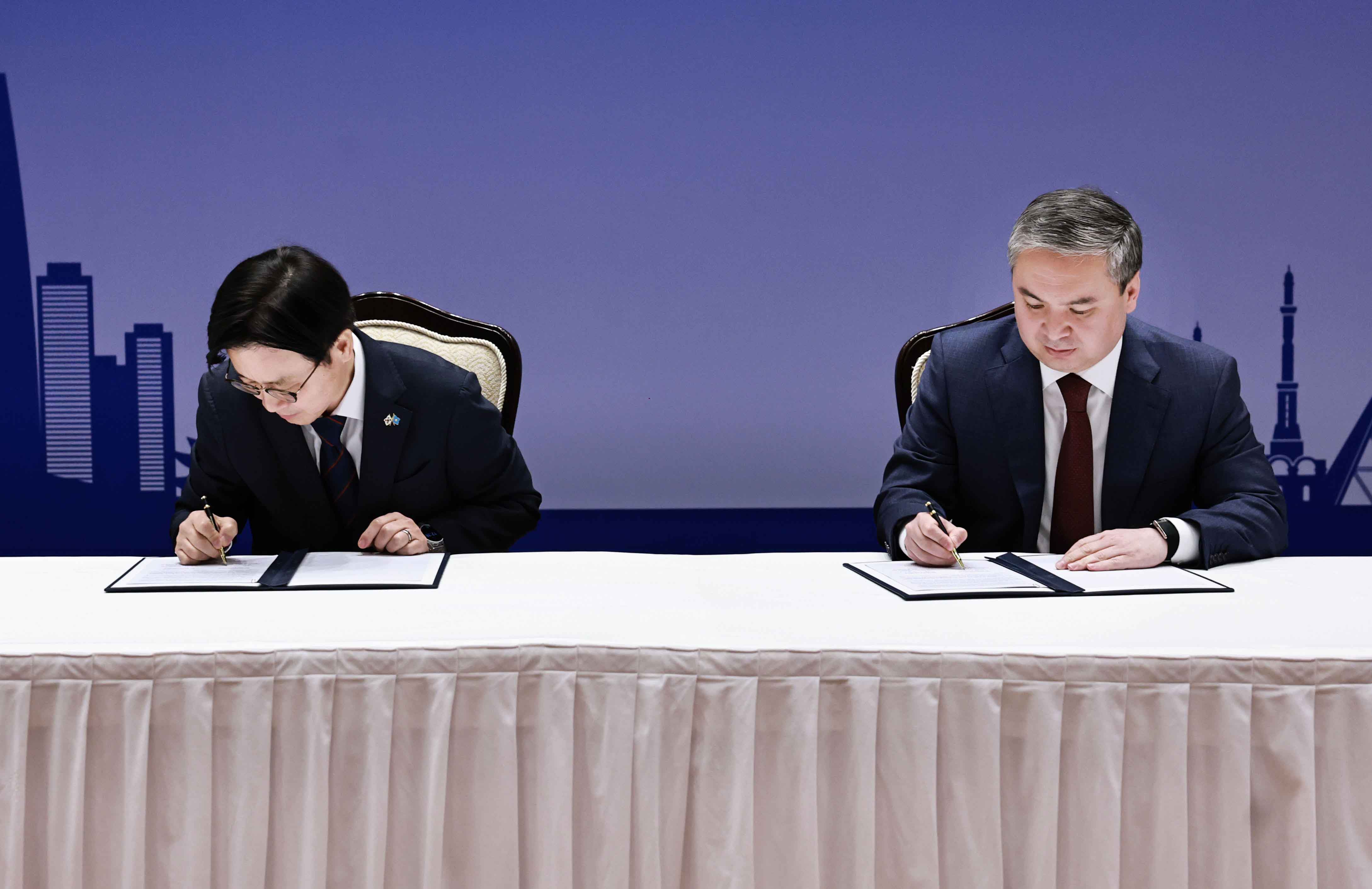 제11차 한-카자흐스탄 무역·경제 및 과학·기술 협력 공동위원회 합의의사록 서명식 2