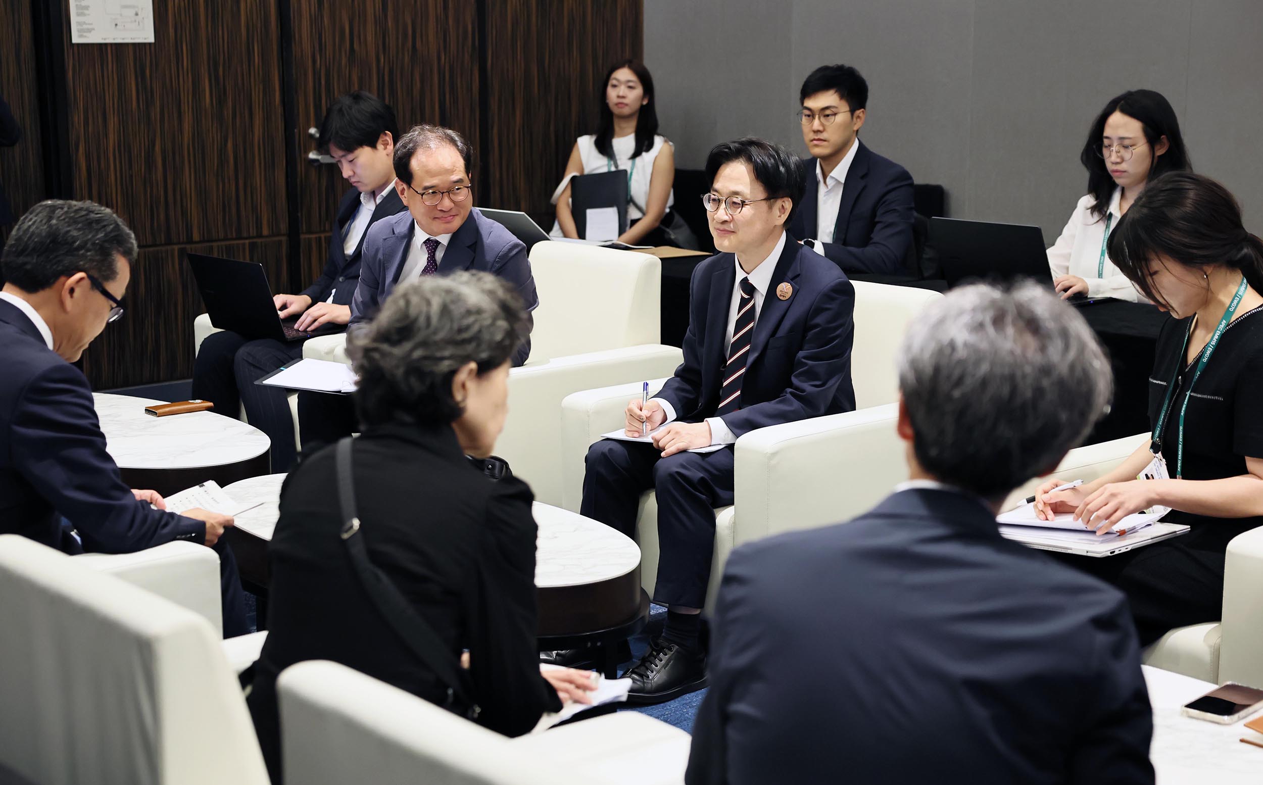 일본 경제산업성 대신정무관(차관급) 면담 3